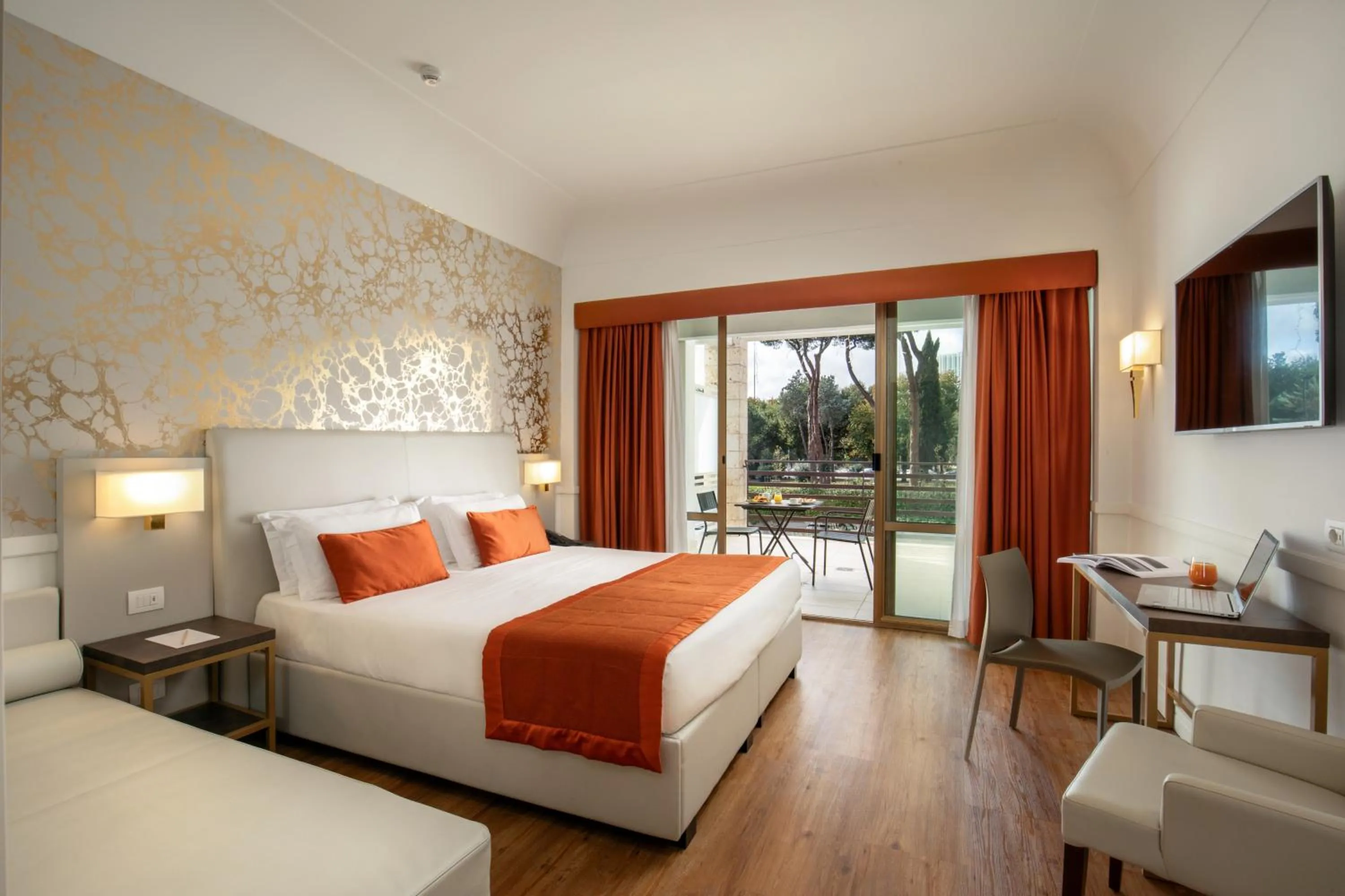 Balcony/Terrace, Bed in Hotel Shangri-La Roma by OMNIA hotels