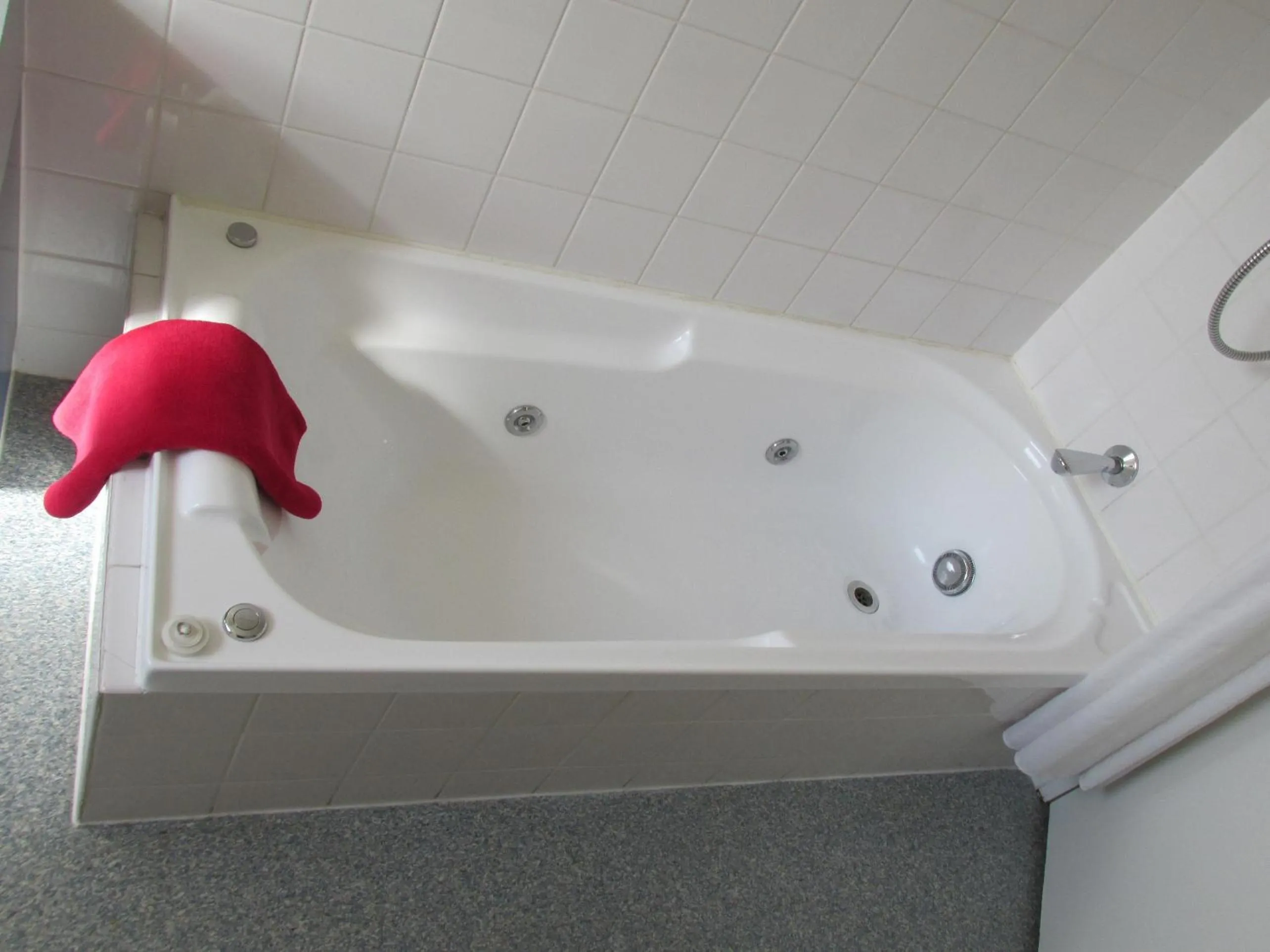 Bathroom in Addington Court Motel