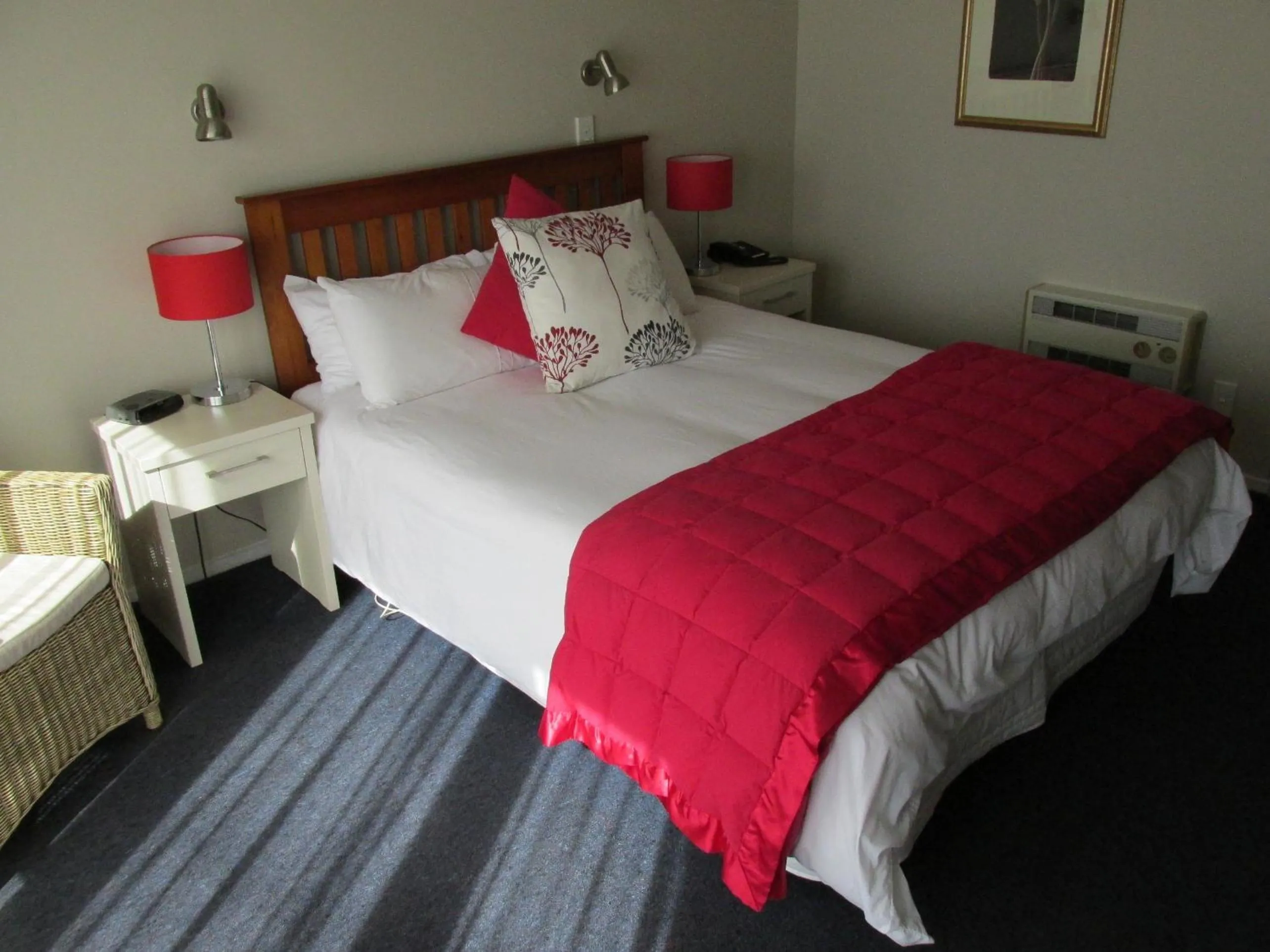 Bed in Addington Court Motel