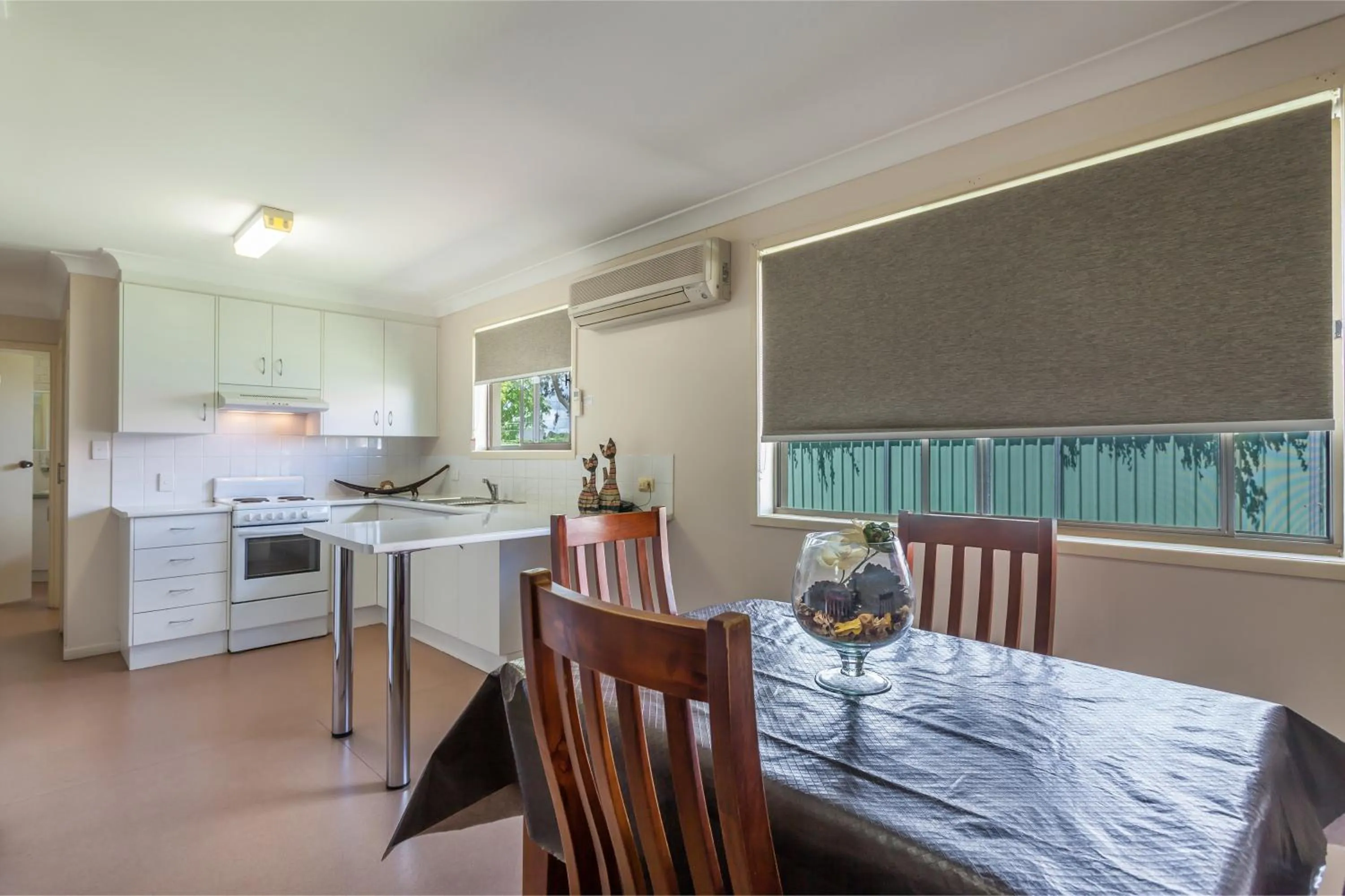 Dining area in Clifford Gardens Motor Inn