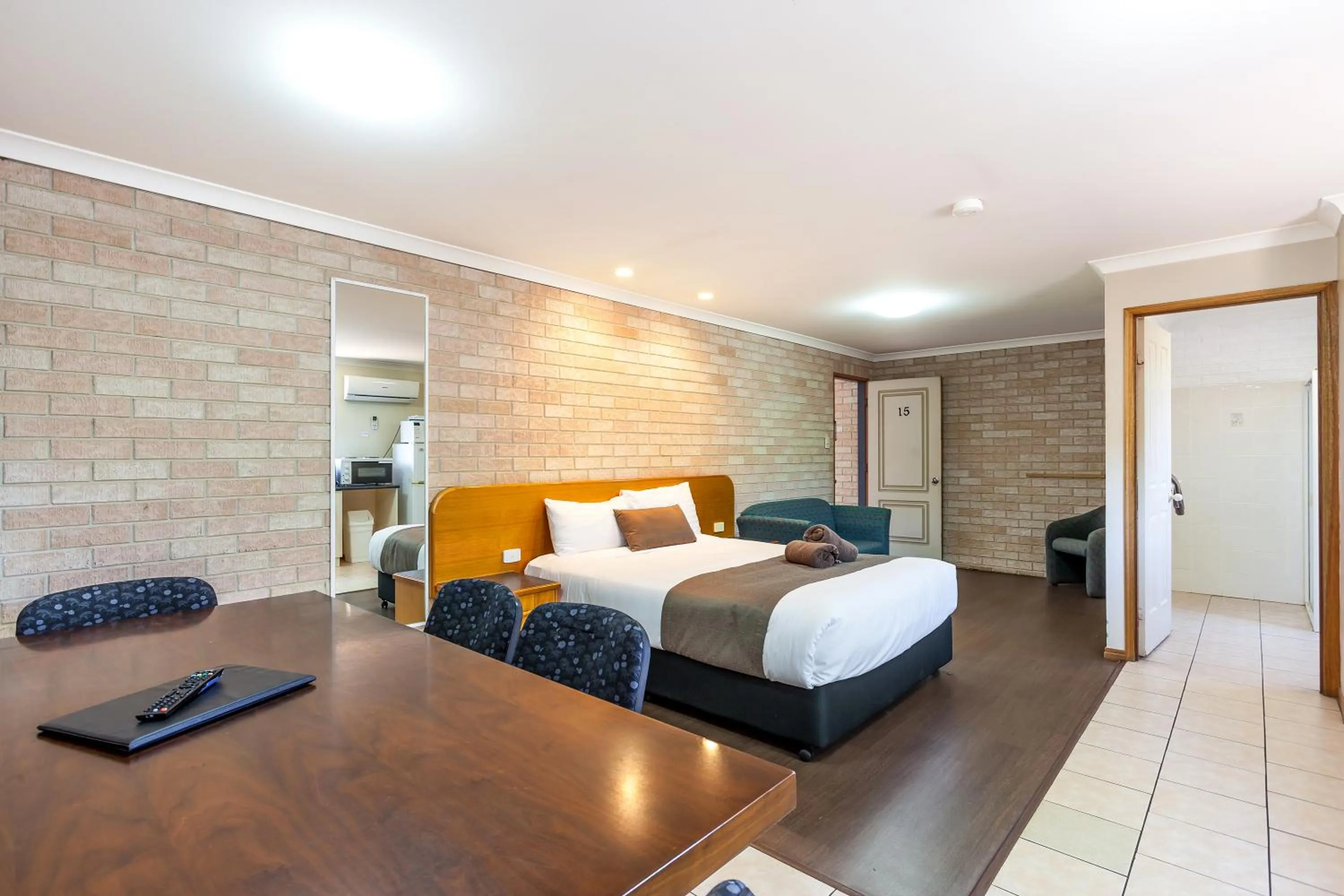 Bed in Clifford Gardens Motor Inn