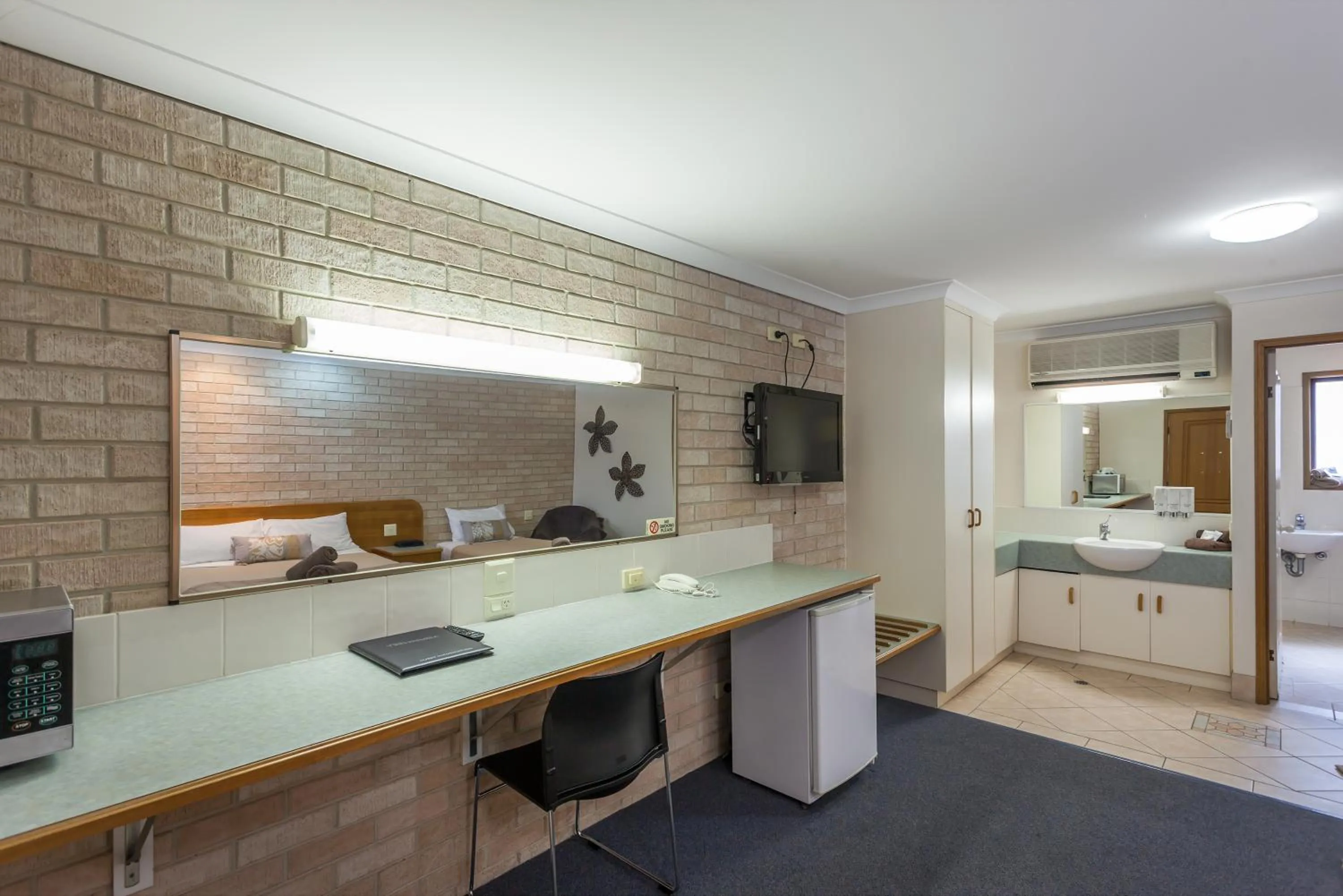 Decorative detail in Clifford Gardens Motor Inn