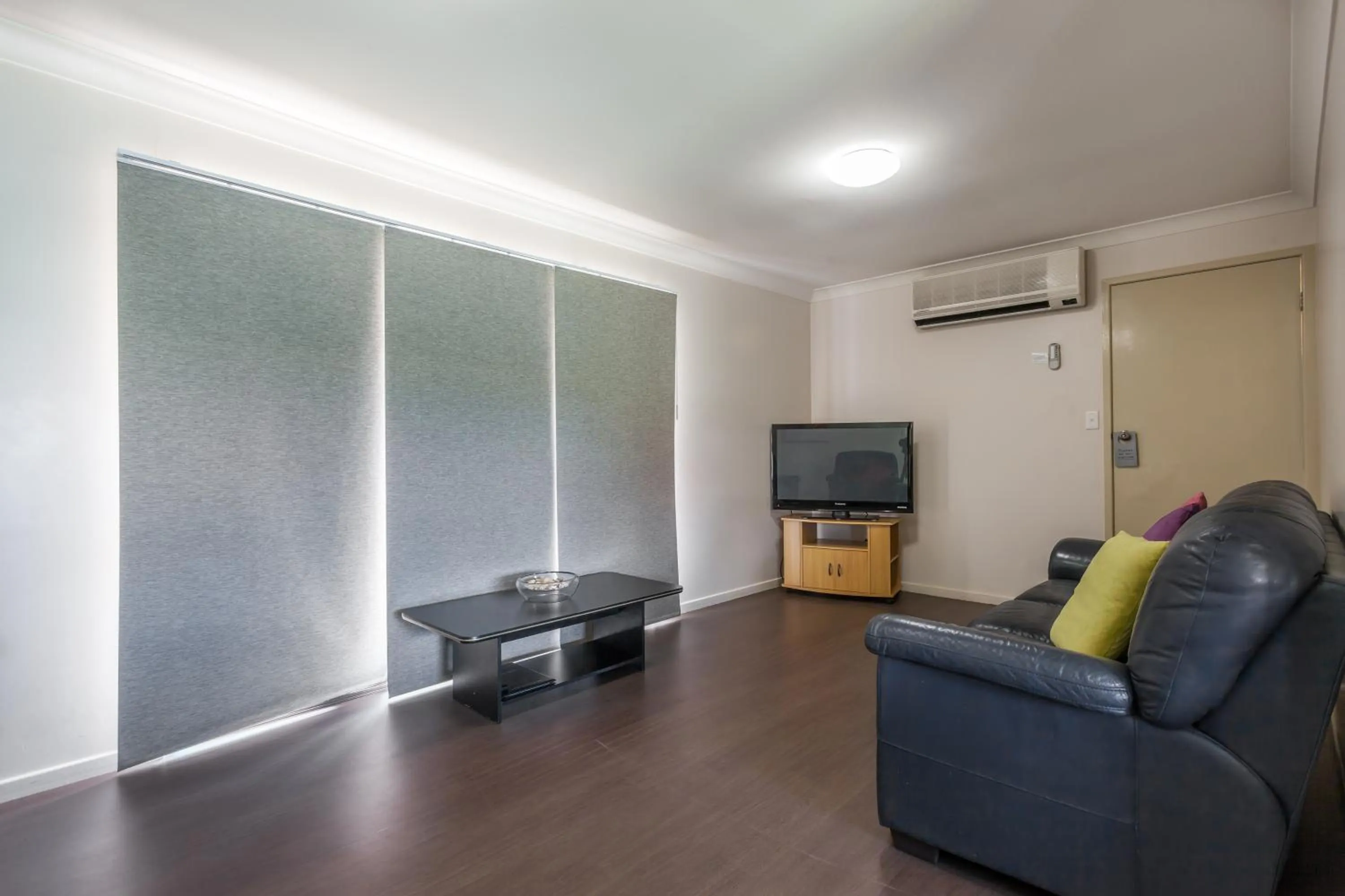 Living room in Clifford Gardens Motor Inn