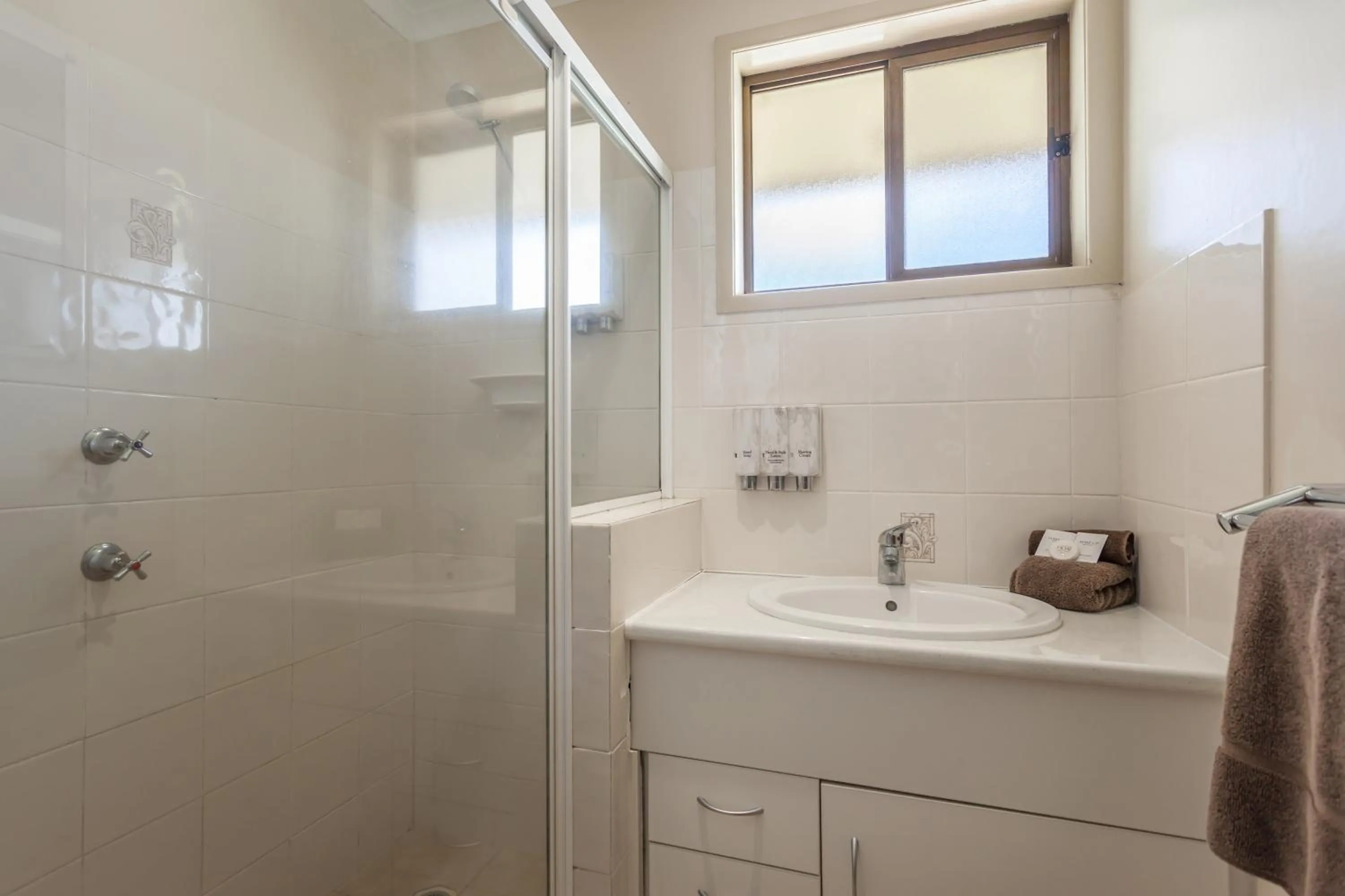 Shower in Clifford Gardens Motor Inn