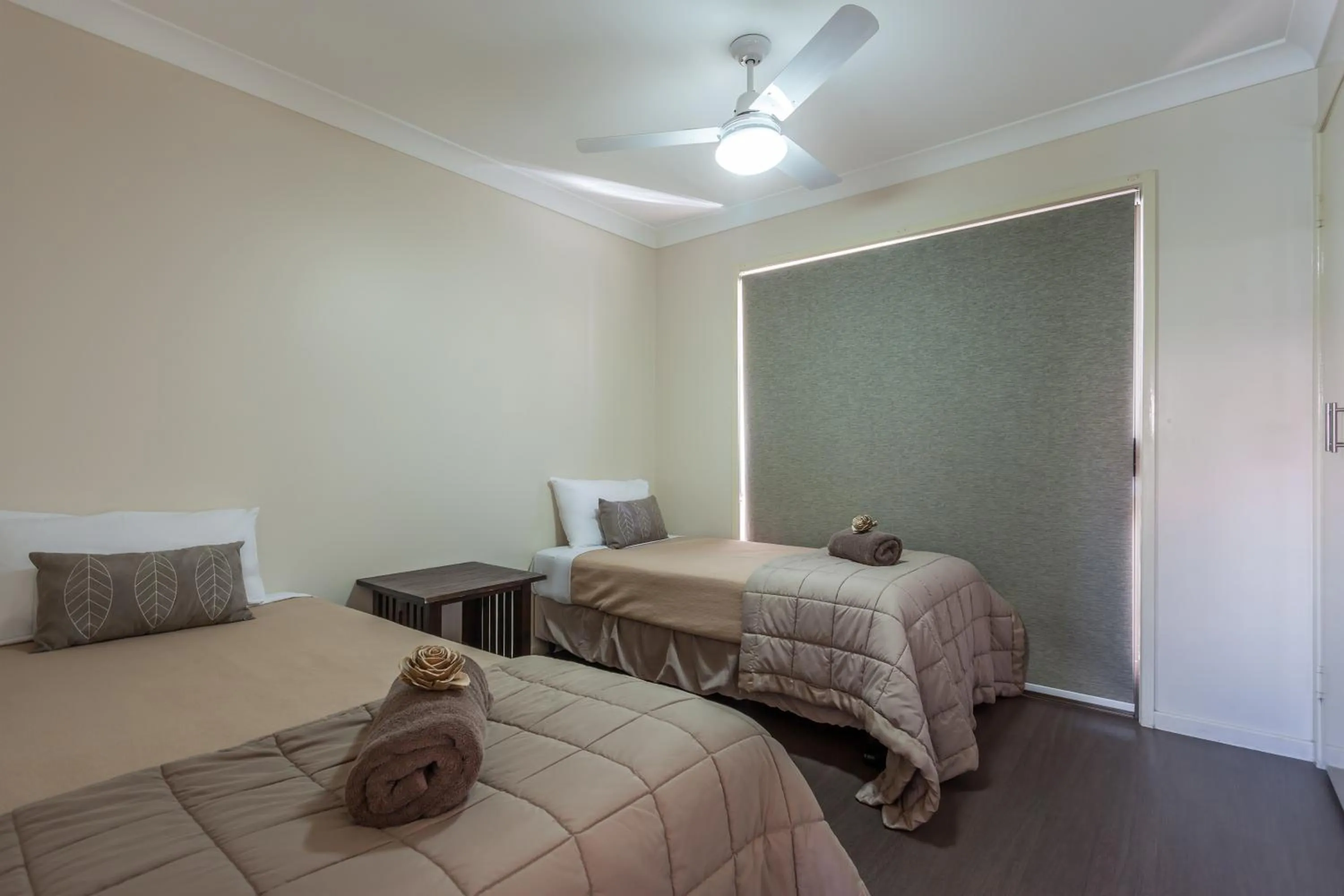 Photo of the whole room, Bed in Clifford Gardens Motor Inn