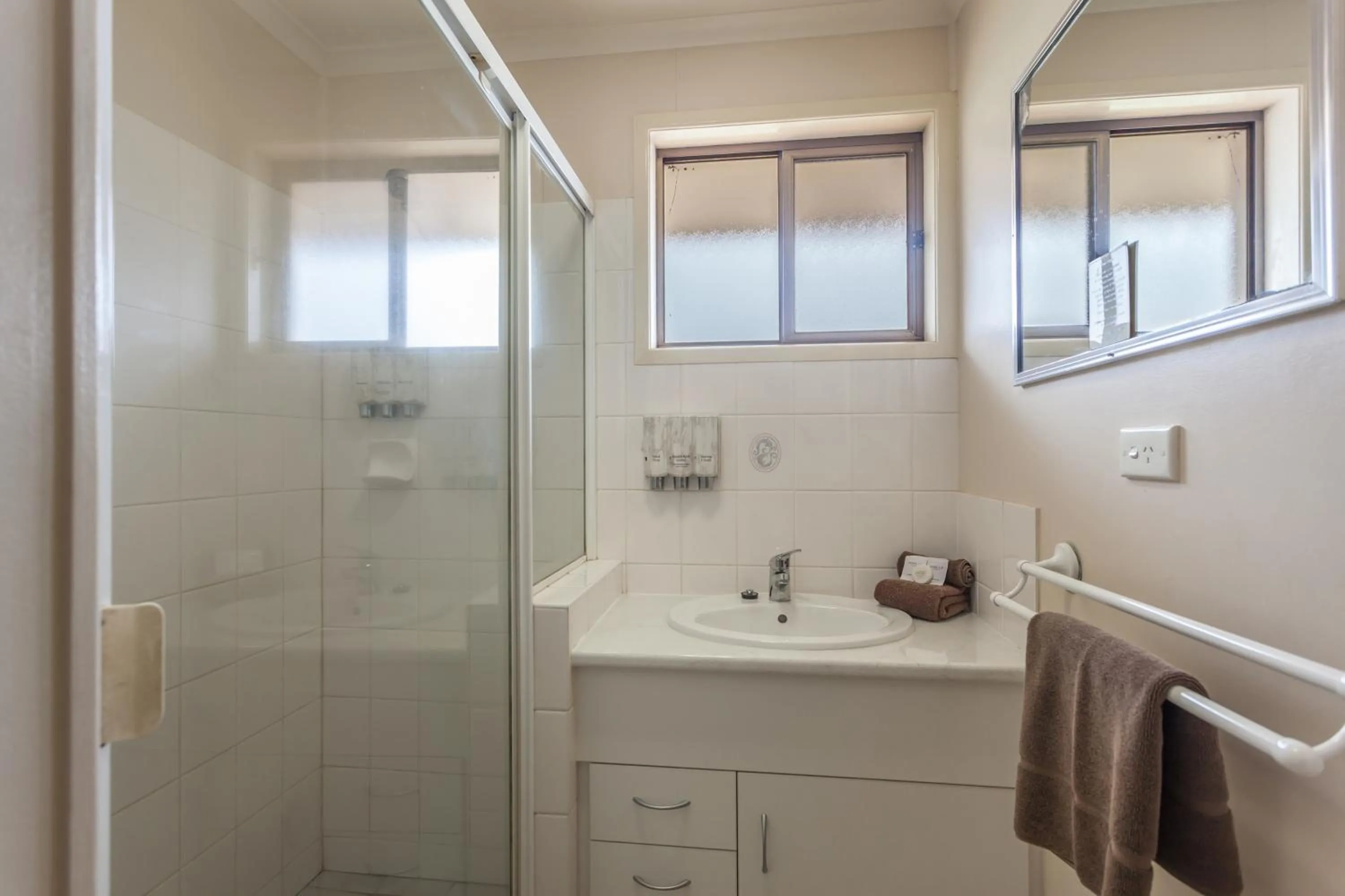 Bathroom in Clifford Gardens Motor Inn