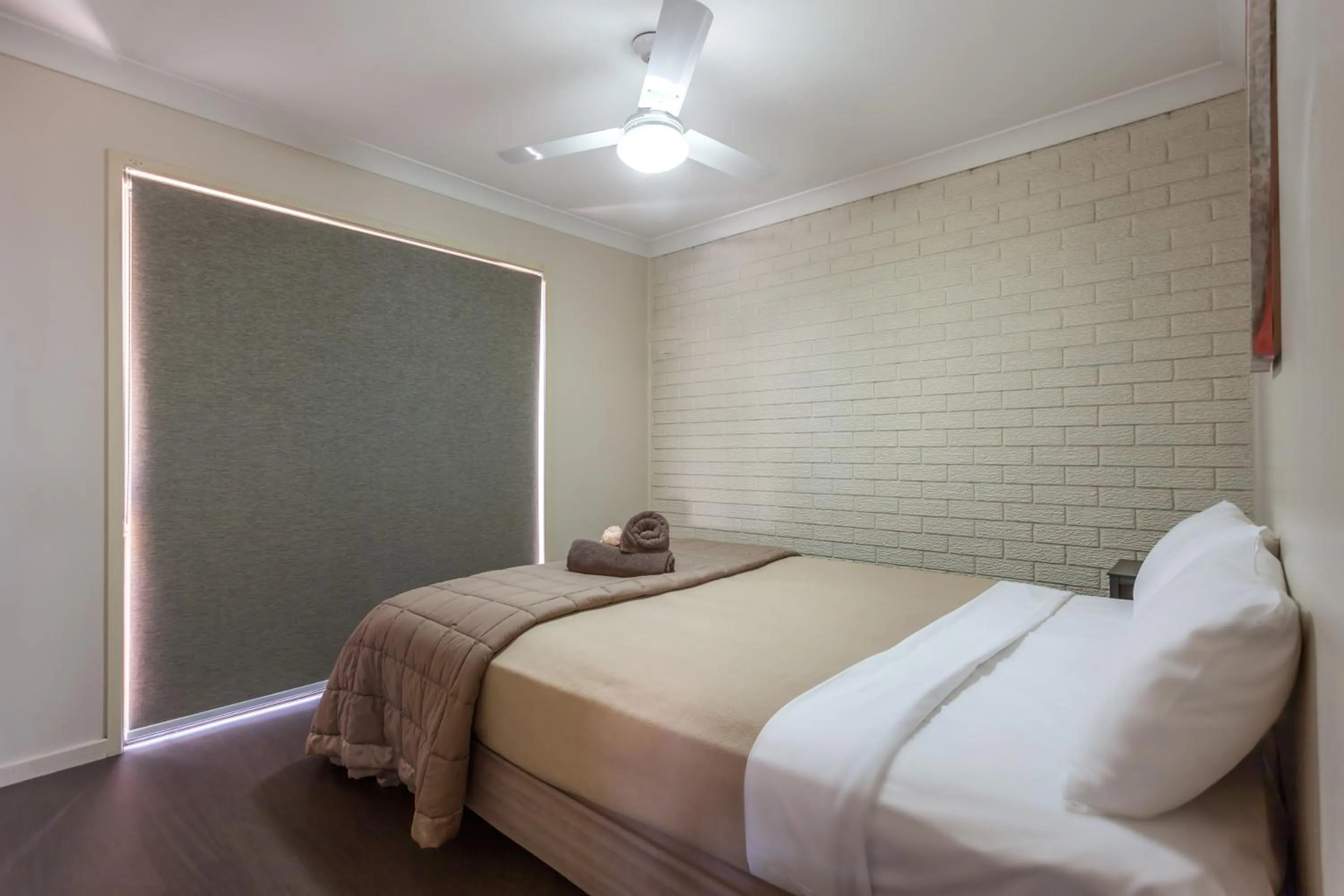 Photo of the whole room, Bed in Clifford Gardens Motor Inn