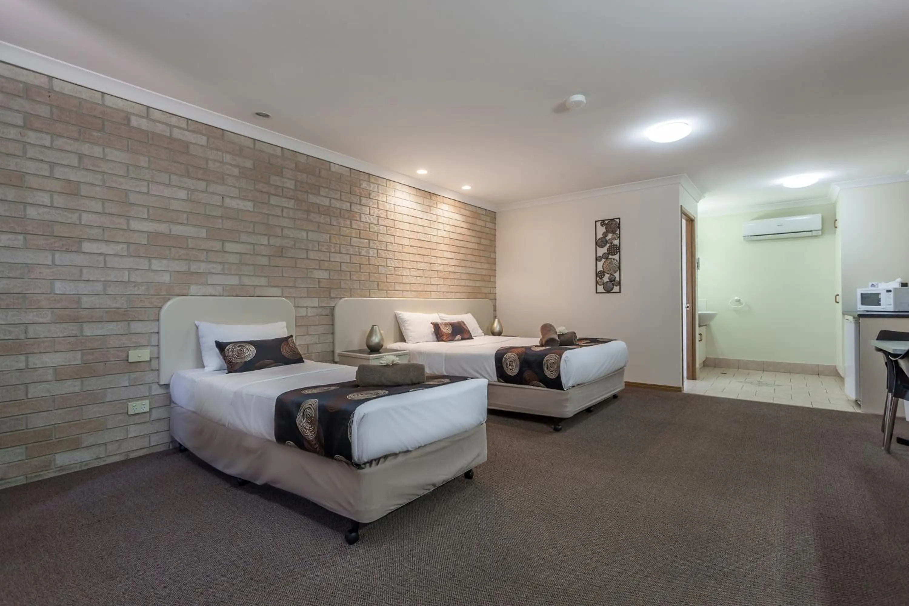 Photo of the whole room, Bed in Clifford Gardens Motor Inn