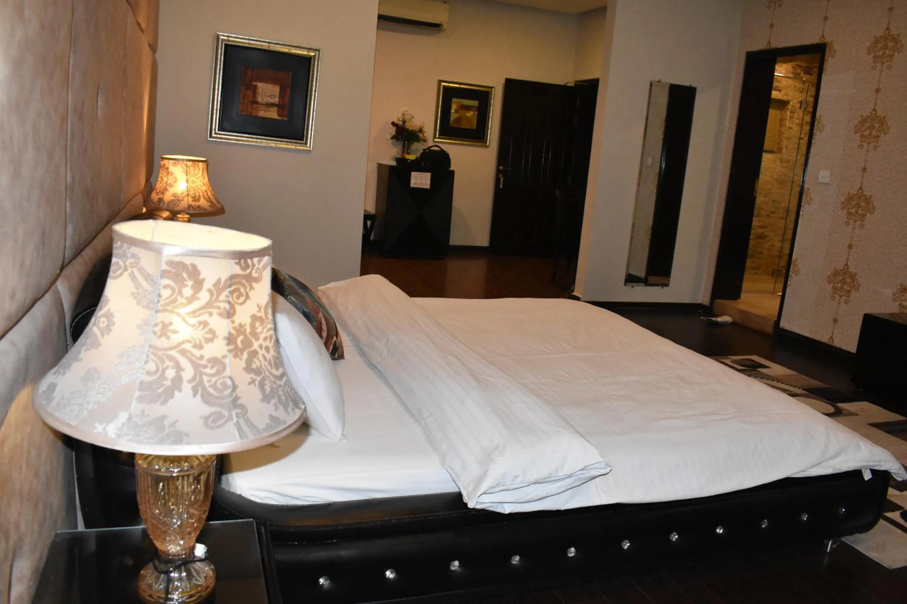 Bedroom, Bed in Safari Club 1