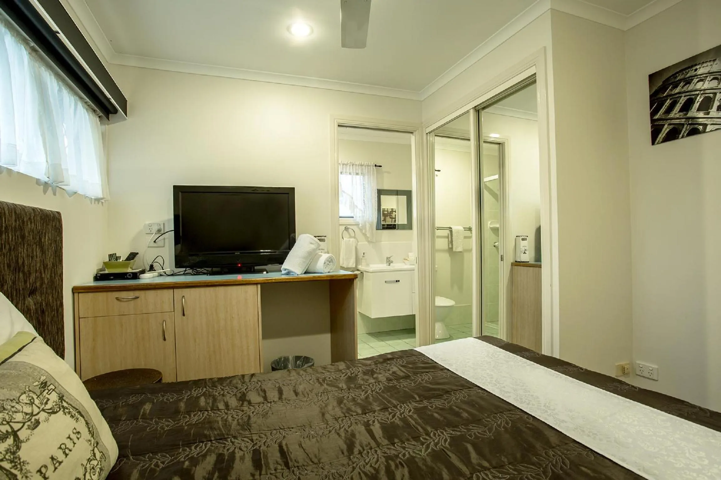 Bedroom, Bed in Pialba Motor Inn