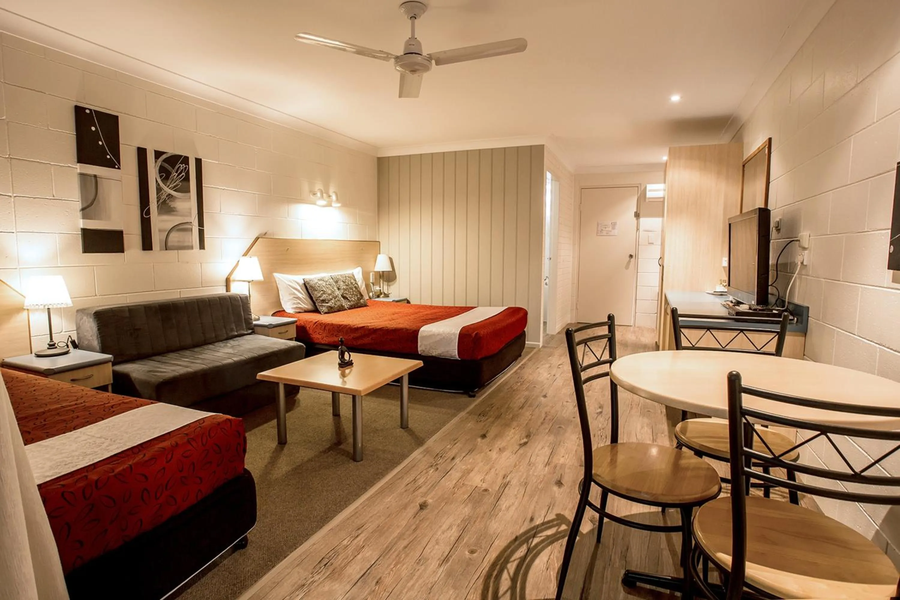 Photo of the whole room, Bed in Pialba Motor Inn