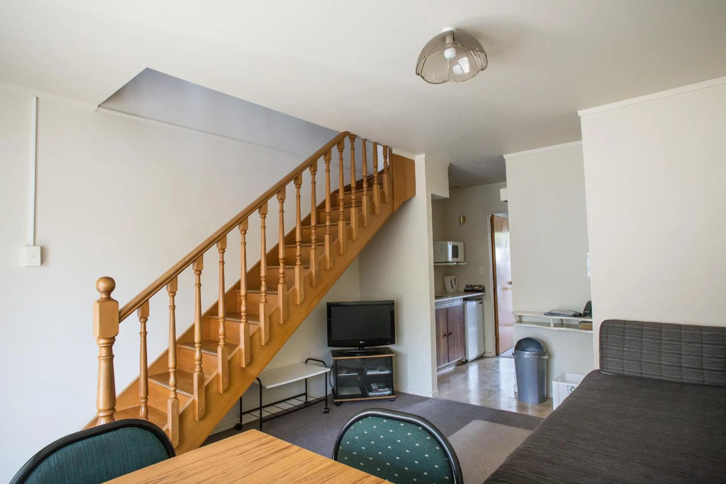 People in Bennetts Thermal Motor Inn