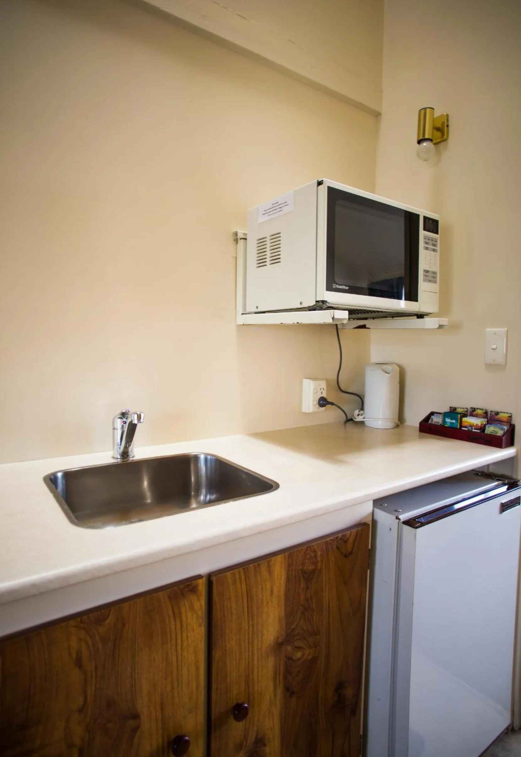 Coffee/tea facilities in Bennetts Thermal Motor Inn