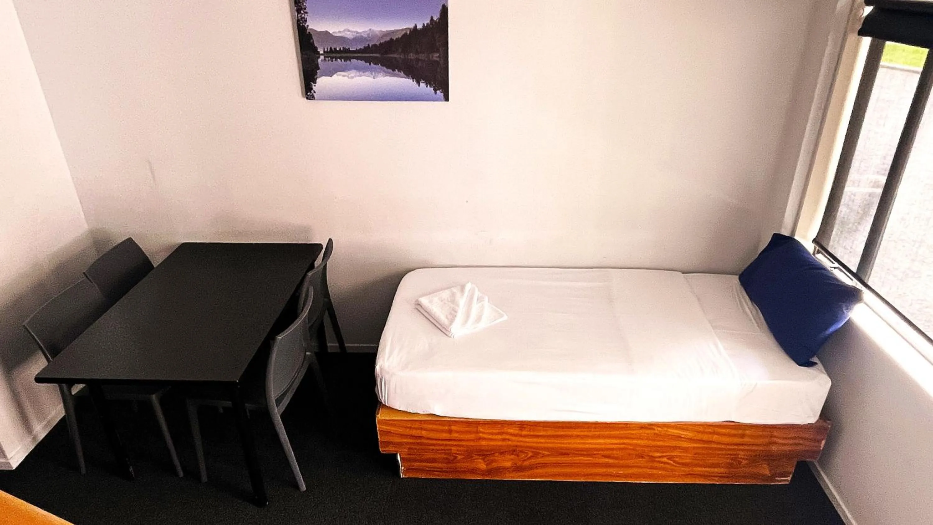 Bed in Bennetts Thermal Motor Inn