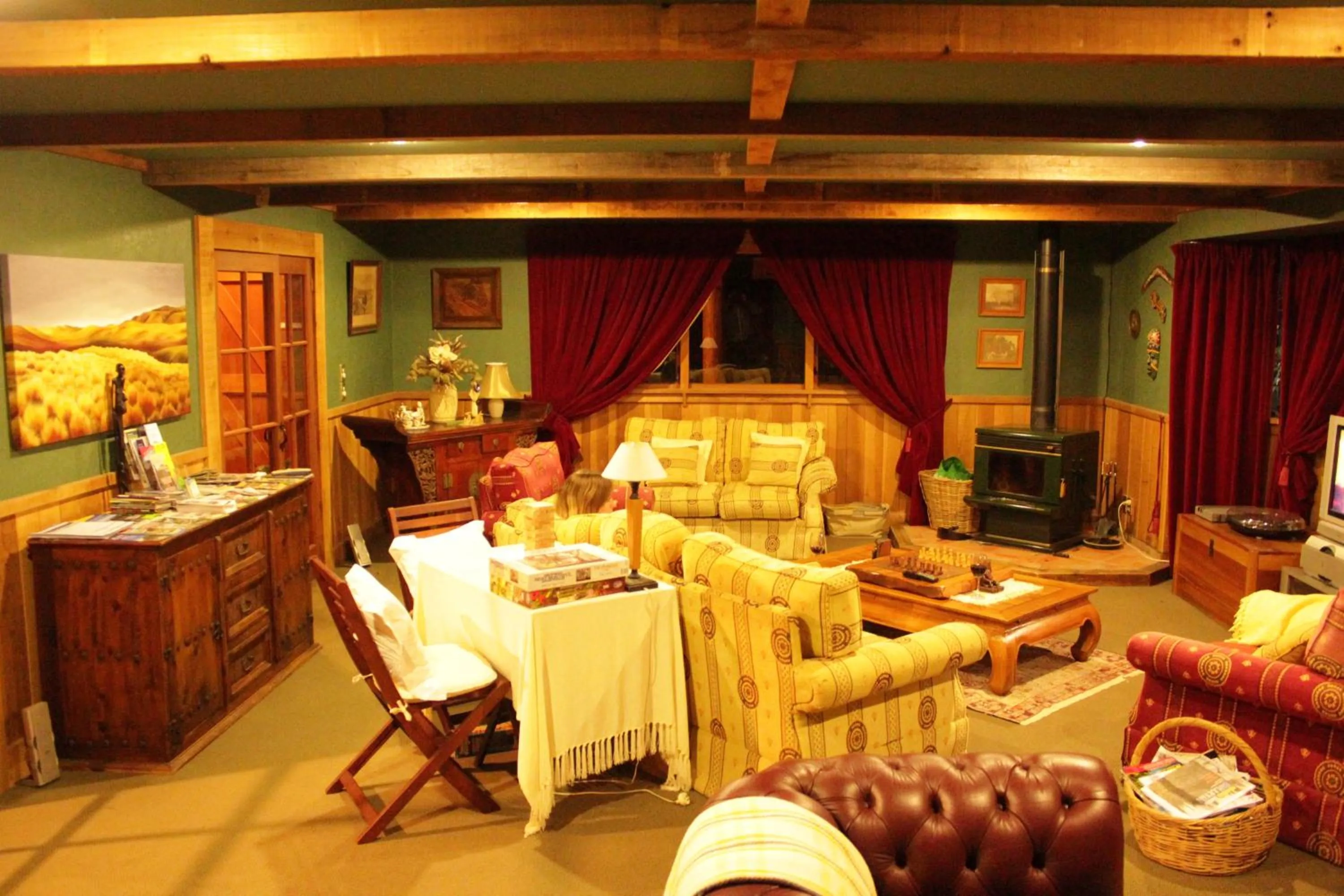 Communal lounge/ TV room in The River Lodge