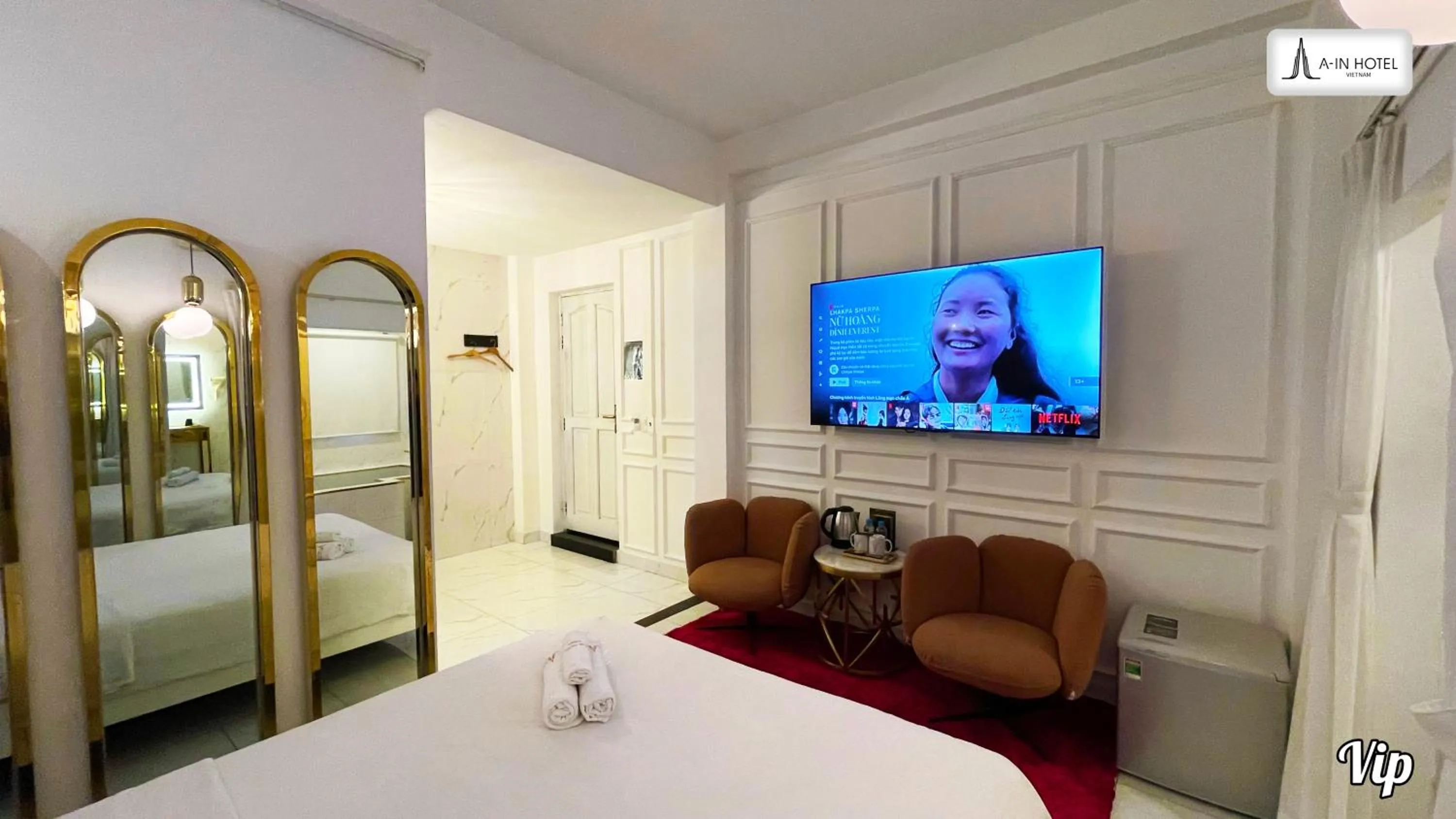 Communal lounge/ TV room, Bed in A In Hotel Glamour