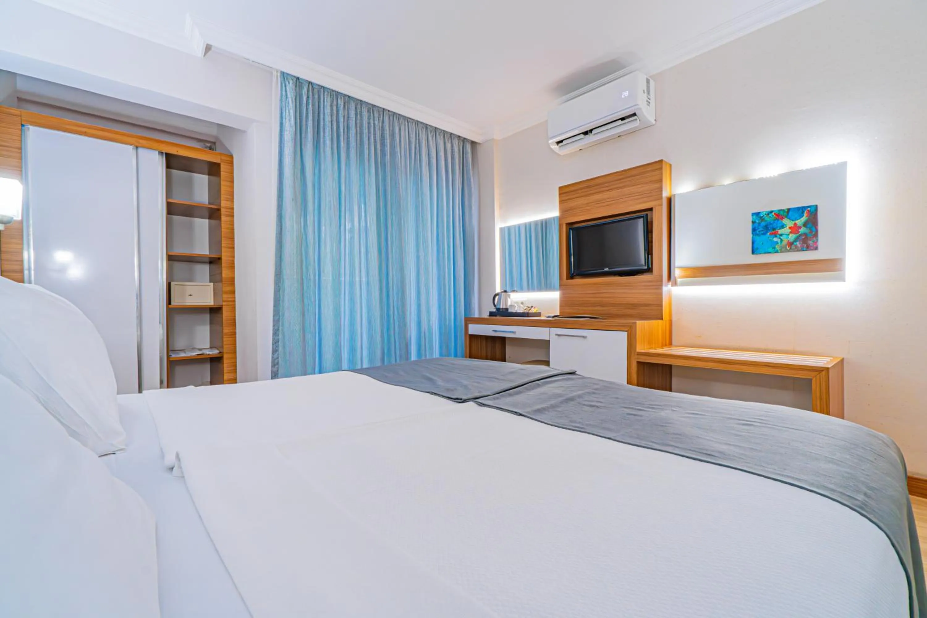 Property building, Bed in Mesut Hotel