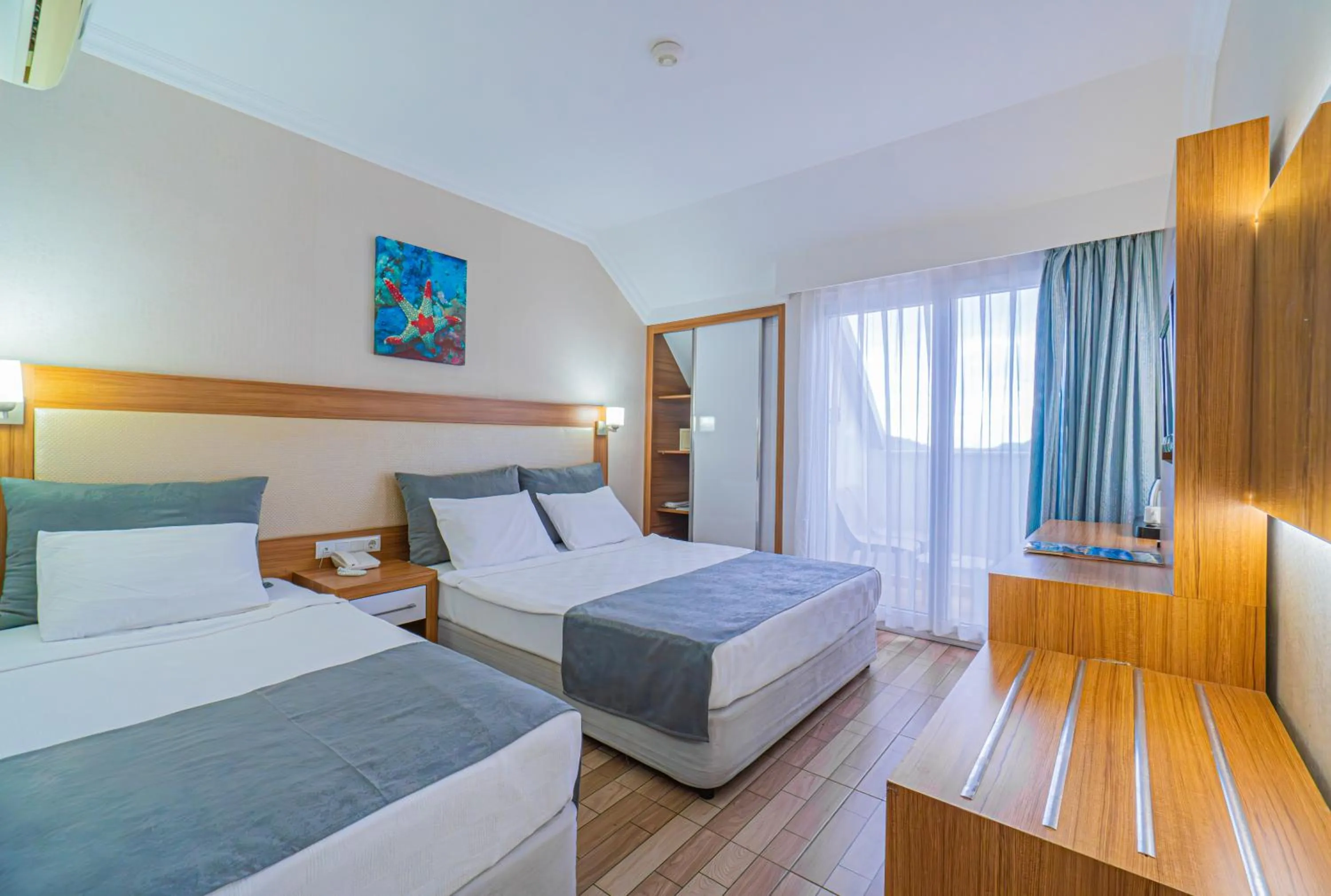 Property building, Bed in Mesut Hotel