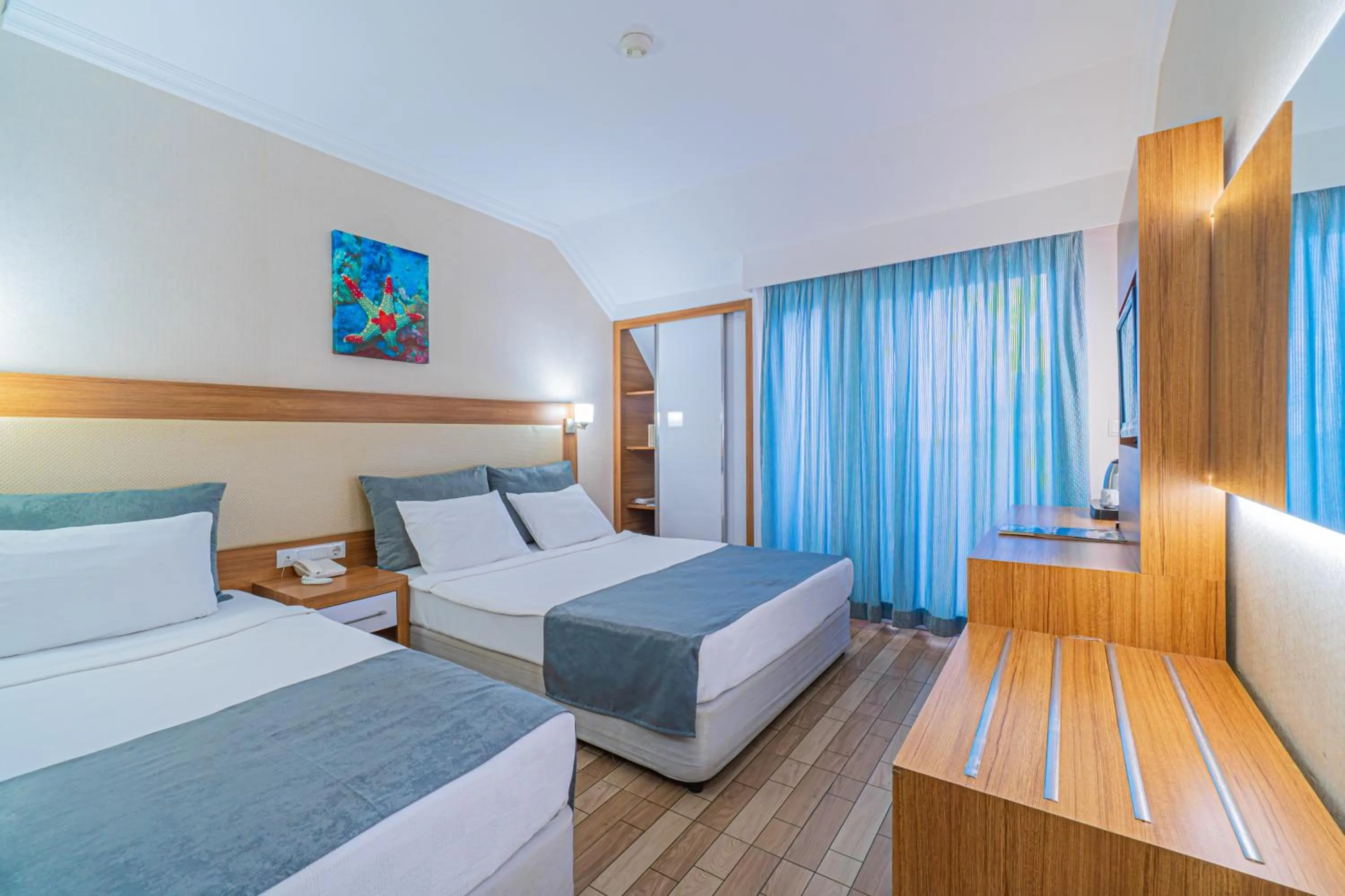 Property building, Bed in Mesut Hotel