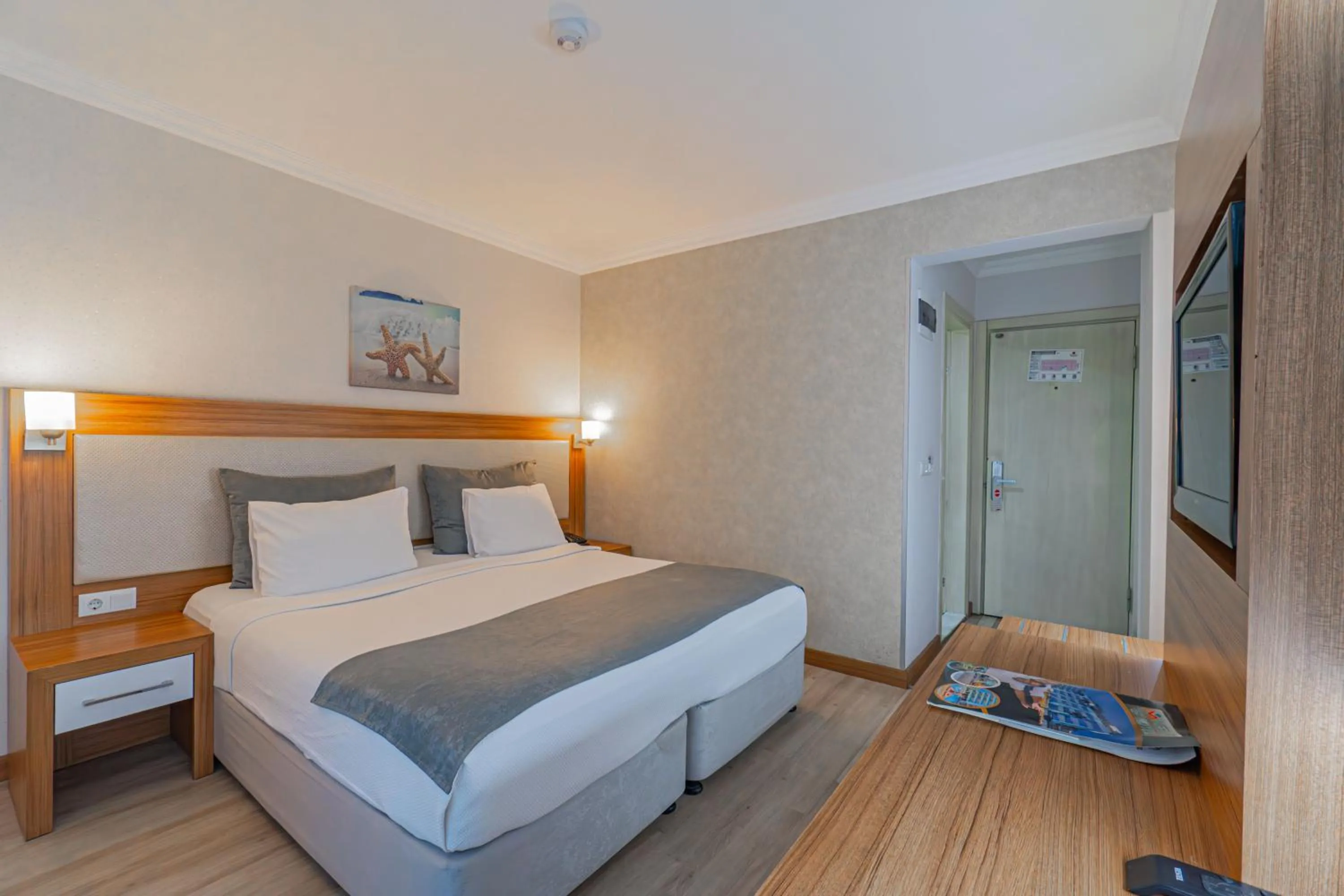 Property building, Bed in Mesut Hotel