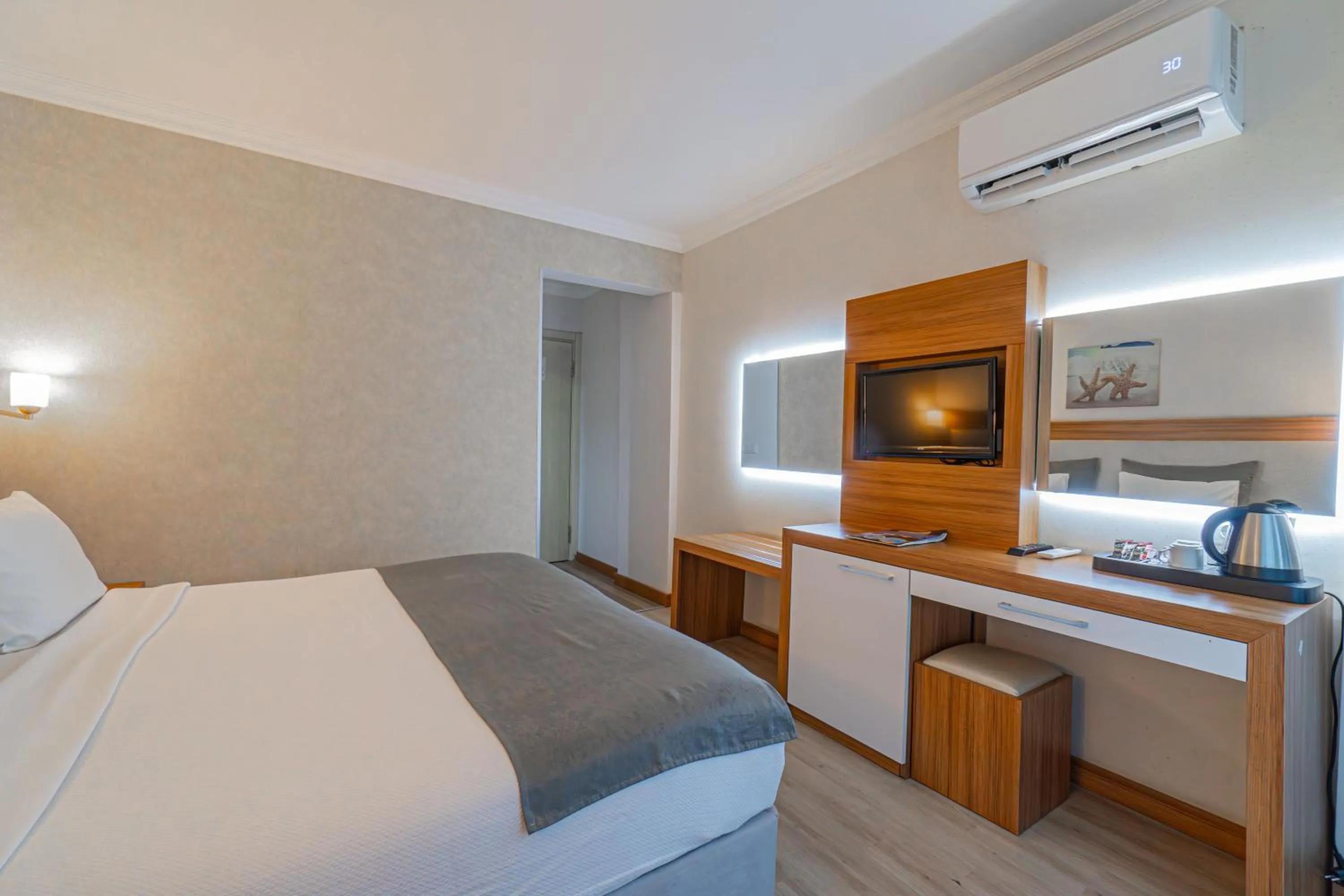 Property building, Bed in Mesut Hotel