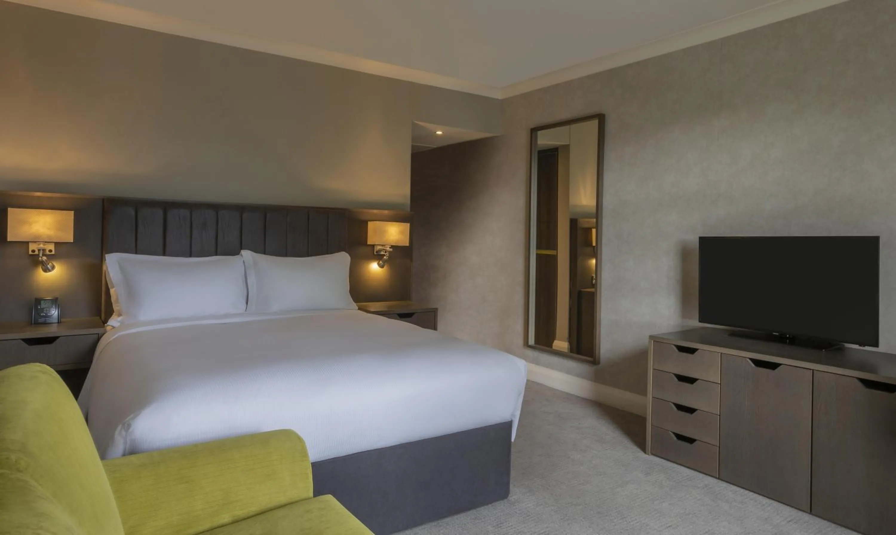 Bedroom, Bed in Hilton Dublin