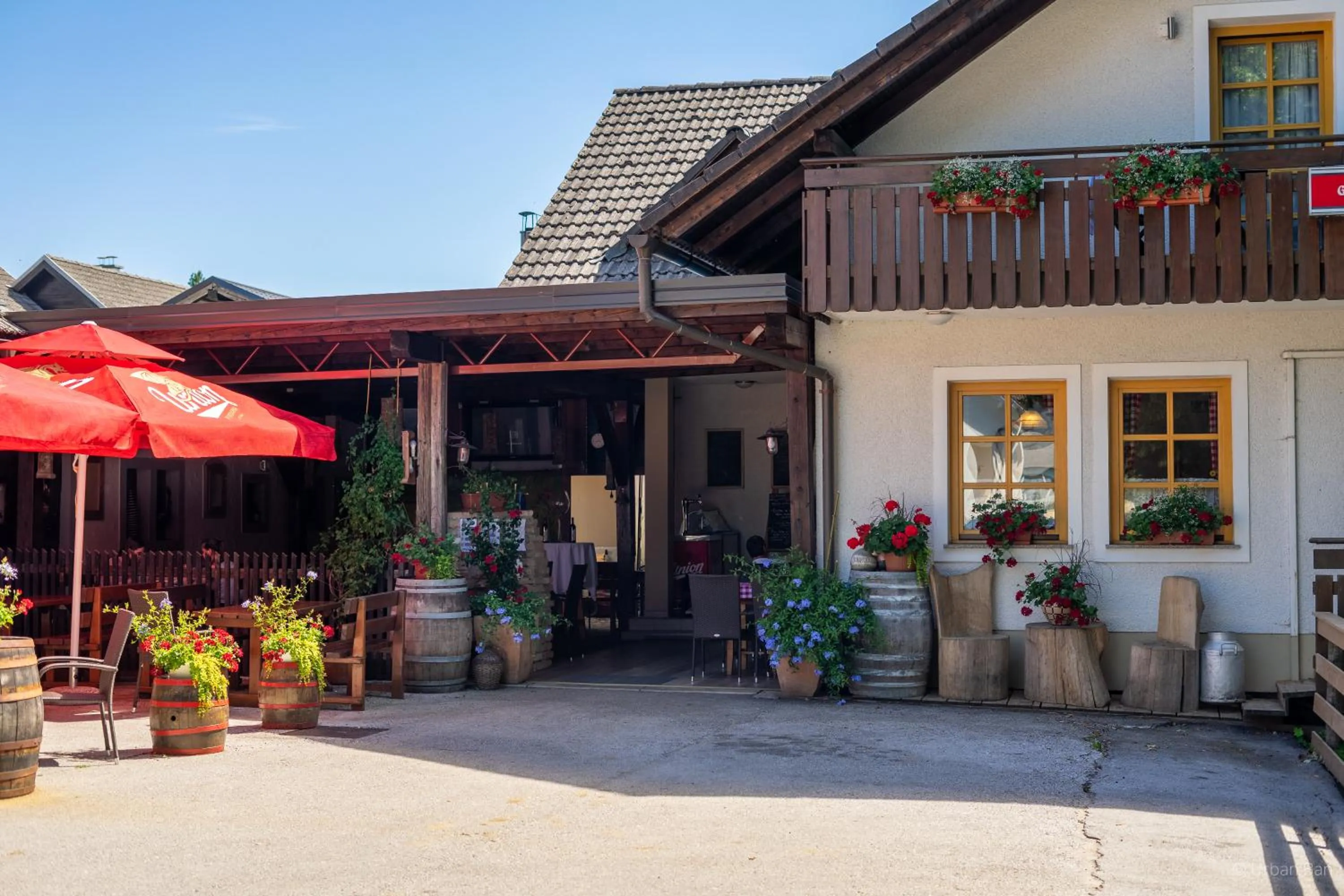 Property building in Gostilna Logar