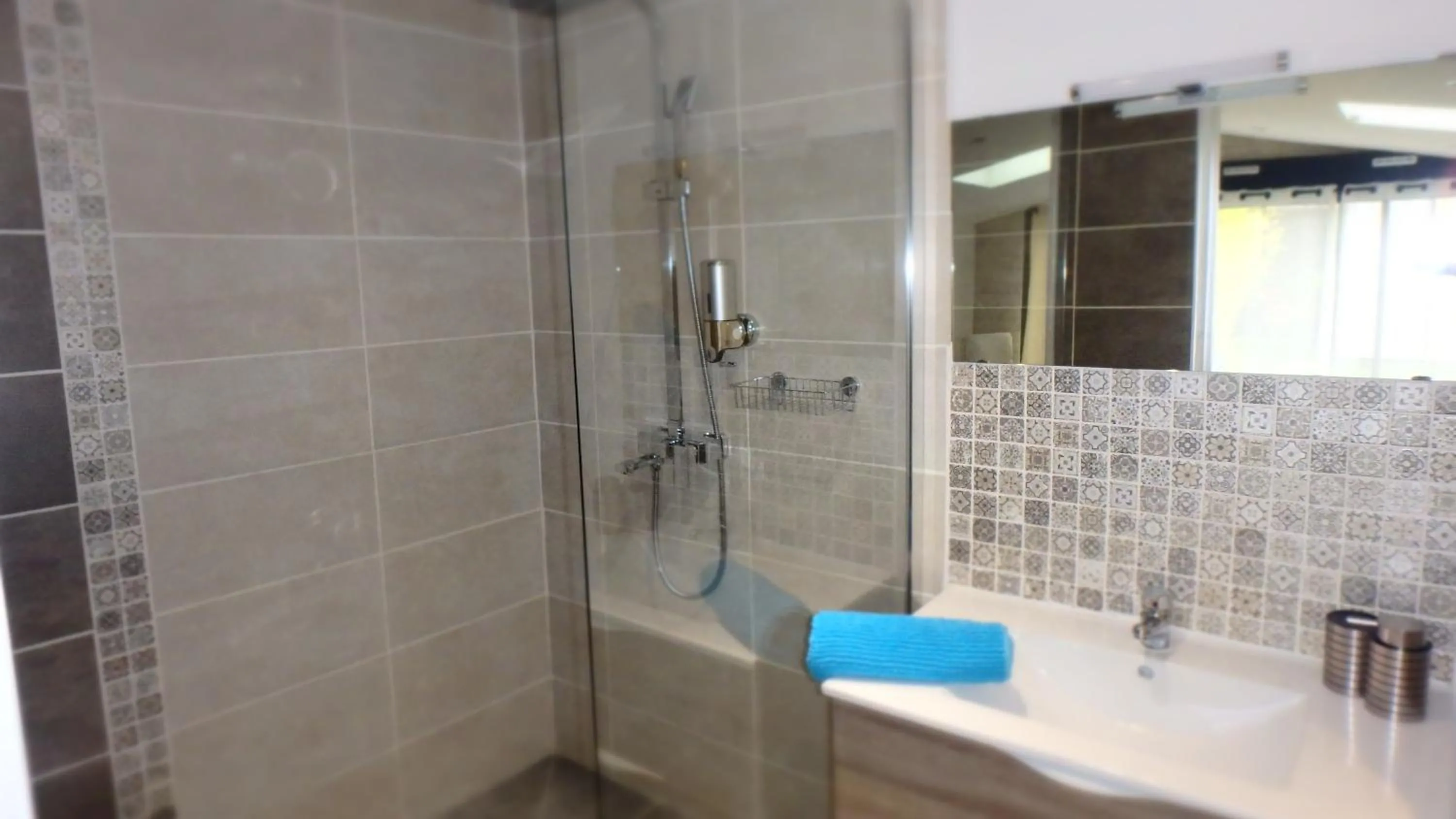 Bathroom in Le Cosy Cabarieu détente & spa