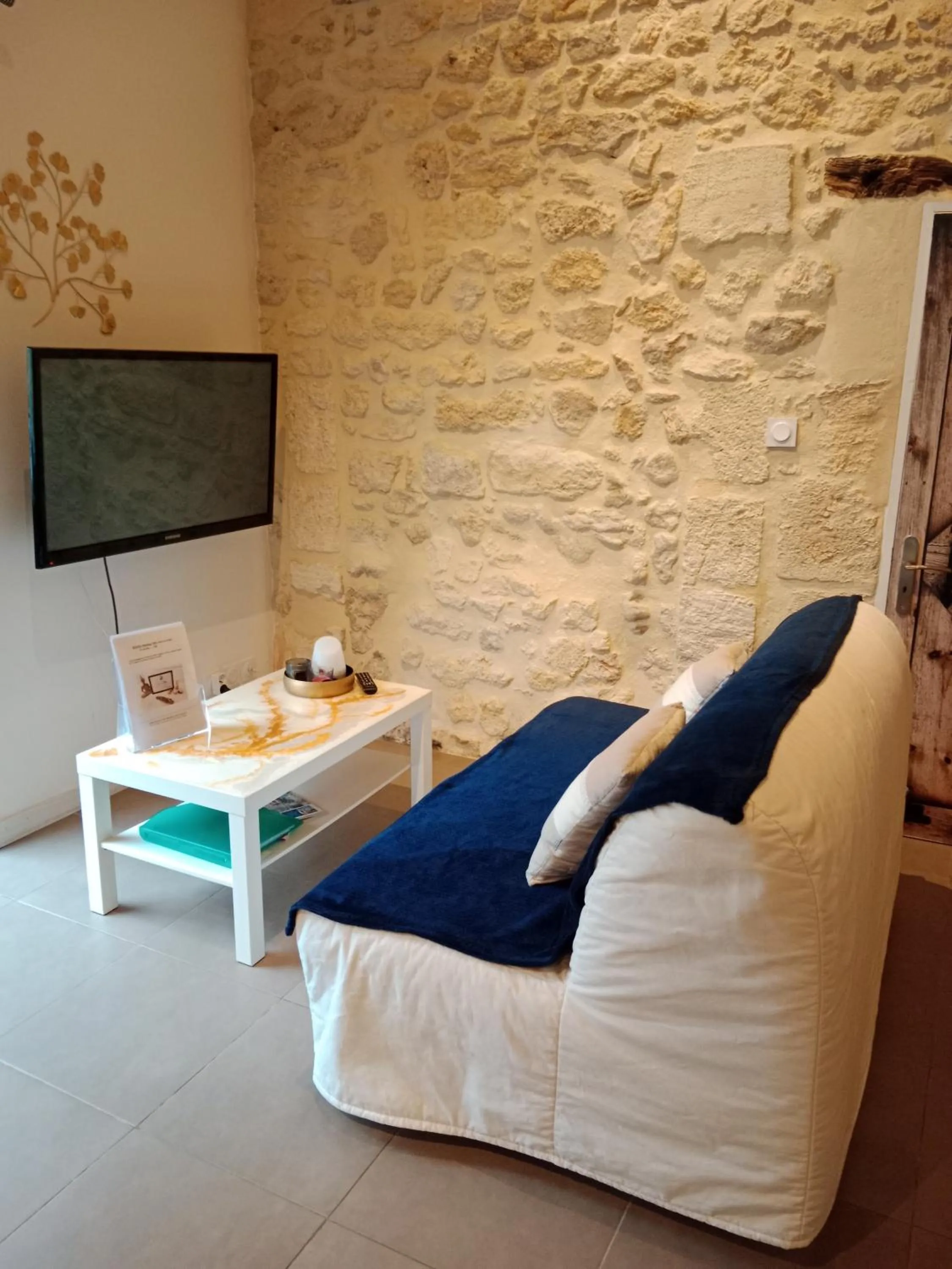 Living room, Bed in Le Cosy Cabarieu détente & spa