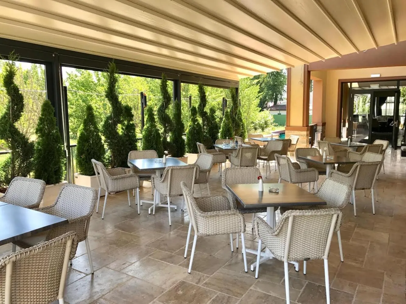 Restaurant/places to eat in Hotel Edma