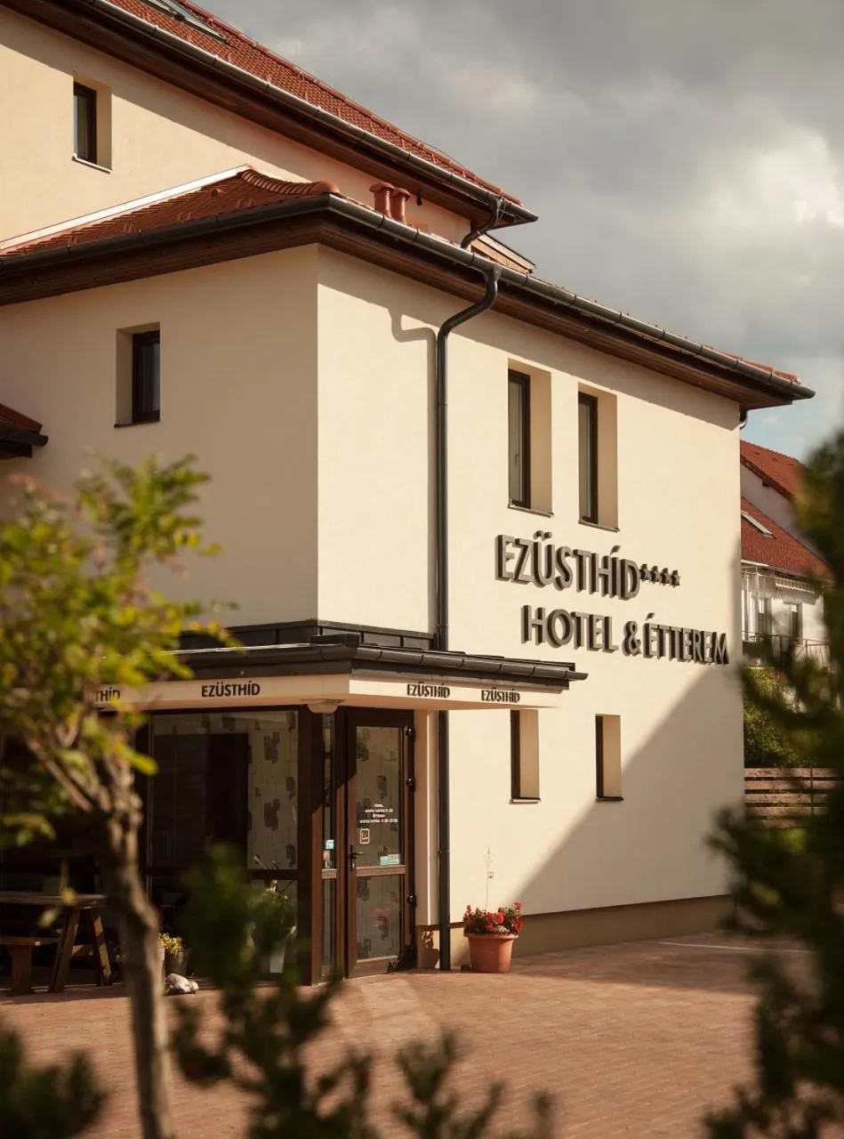Facade/entrance in Ezüsthíd Hotel