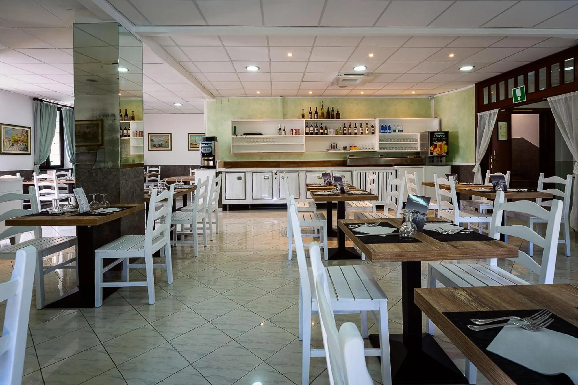 Restaurant/places to eat in Hotel Marina