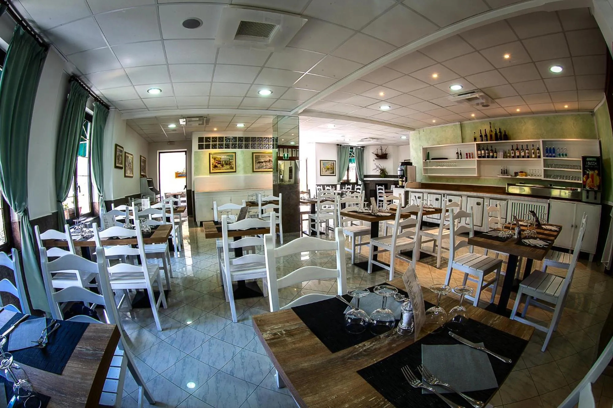 Restaurant/places to eat in Hotel Marina