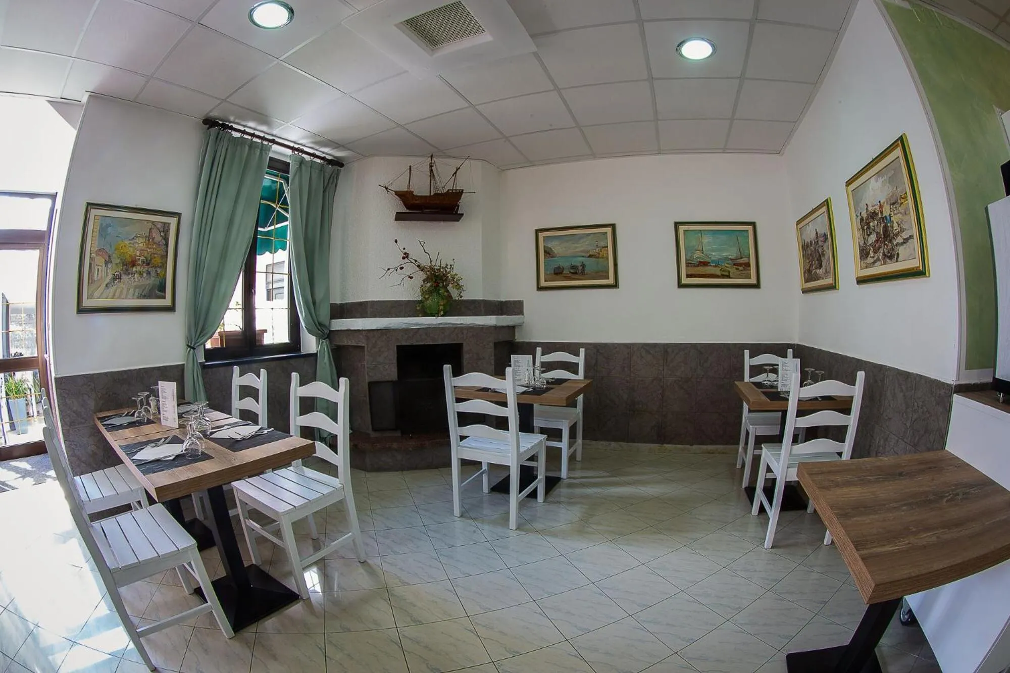 Restaurant/places to eat in Hotel Marina
