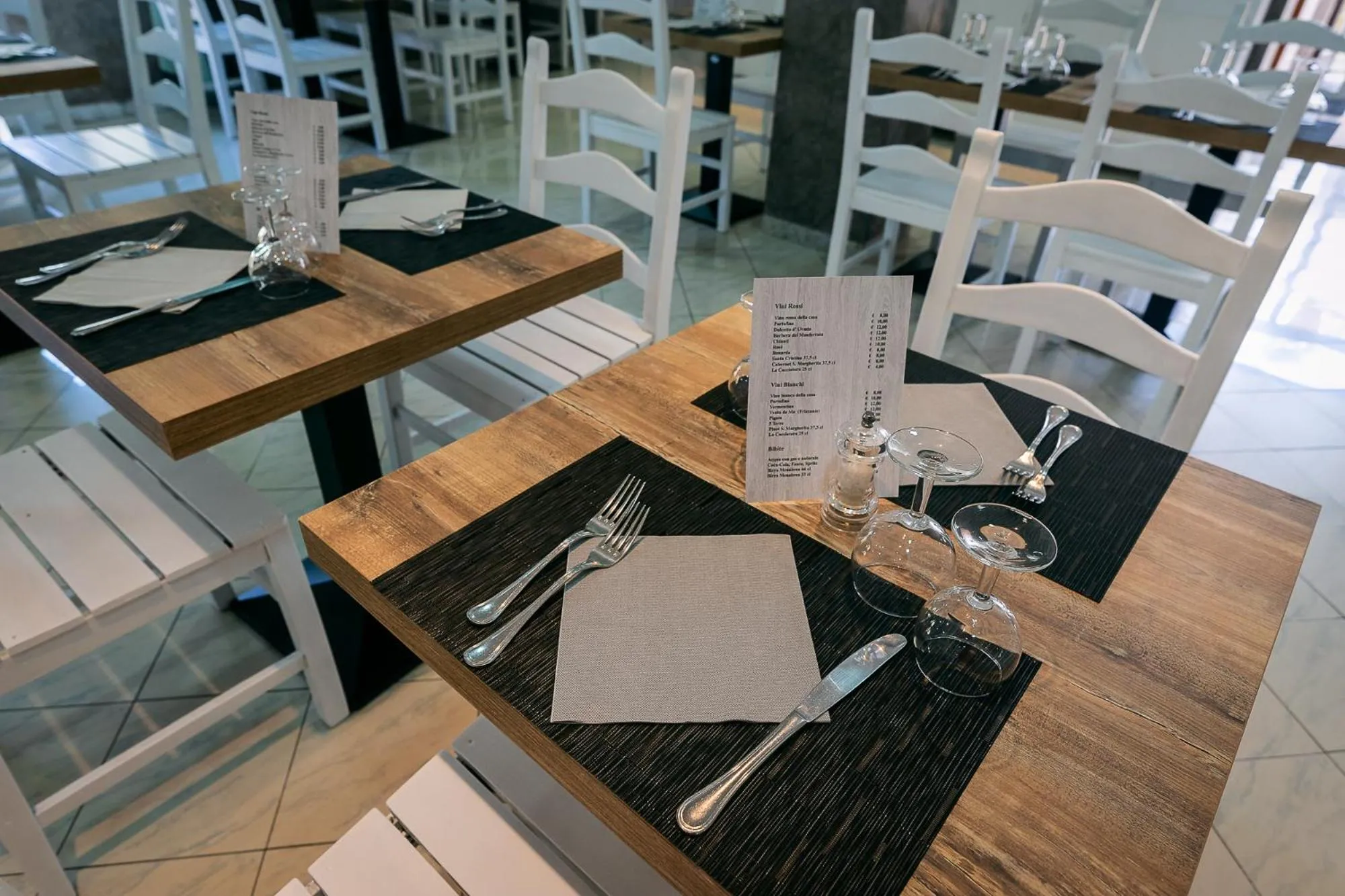 Restaurant/places to eat in Hotel Marina