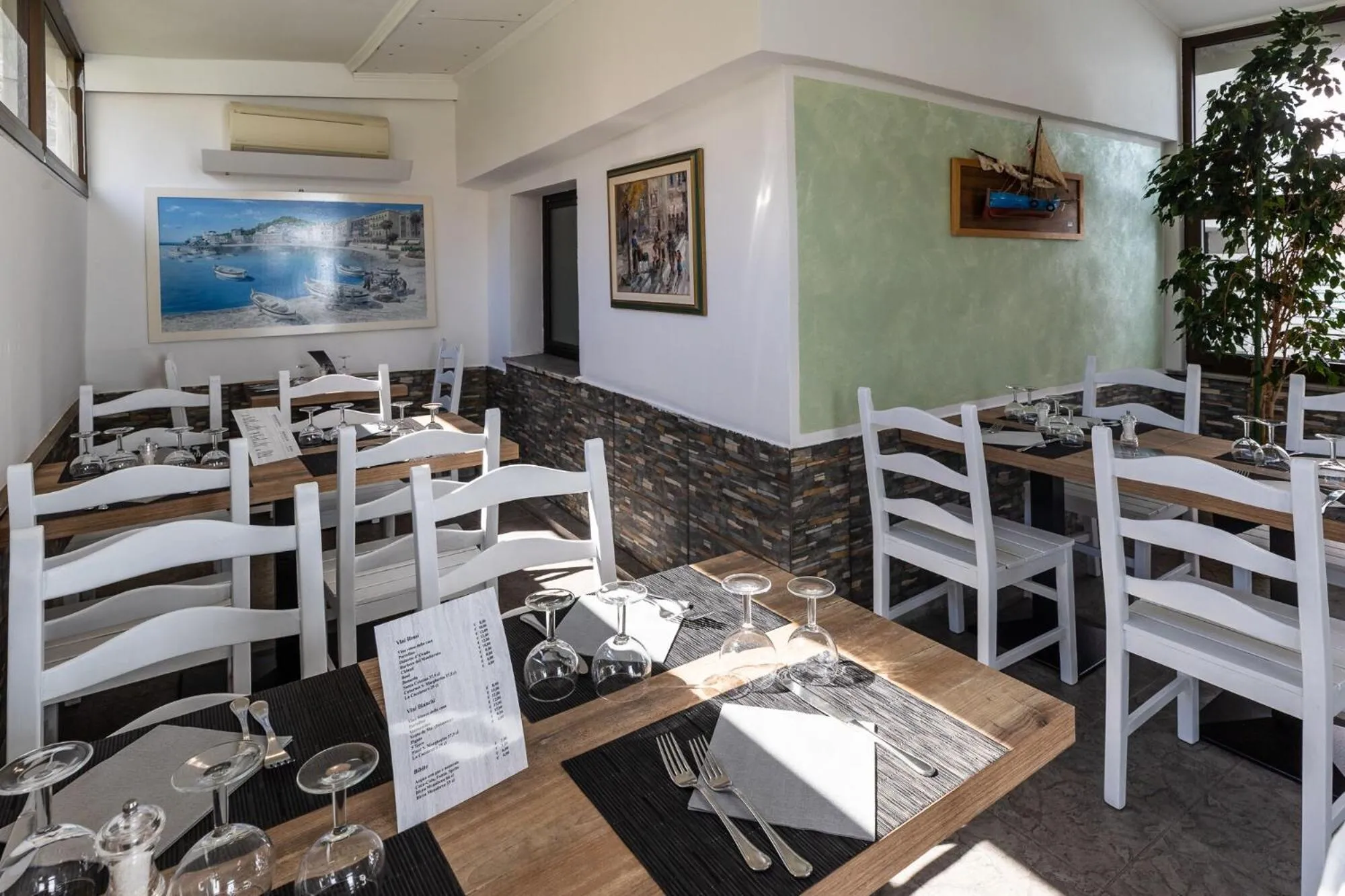Restaurant/places to eat in Hotel Marina