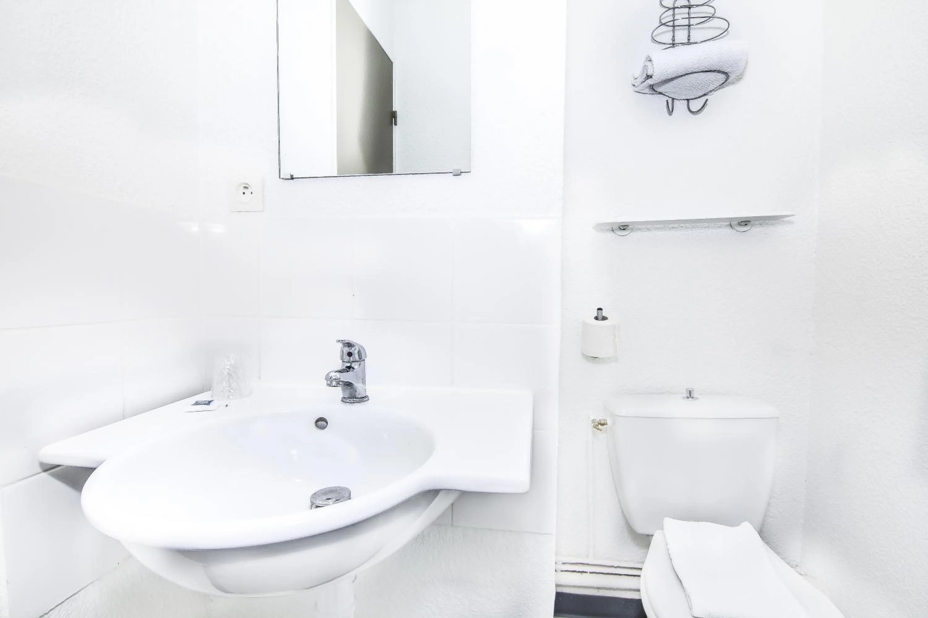 Bathroom in ibis budget Besançon Ecole Valentin