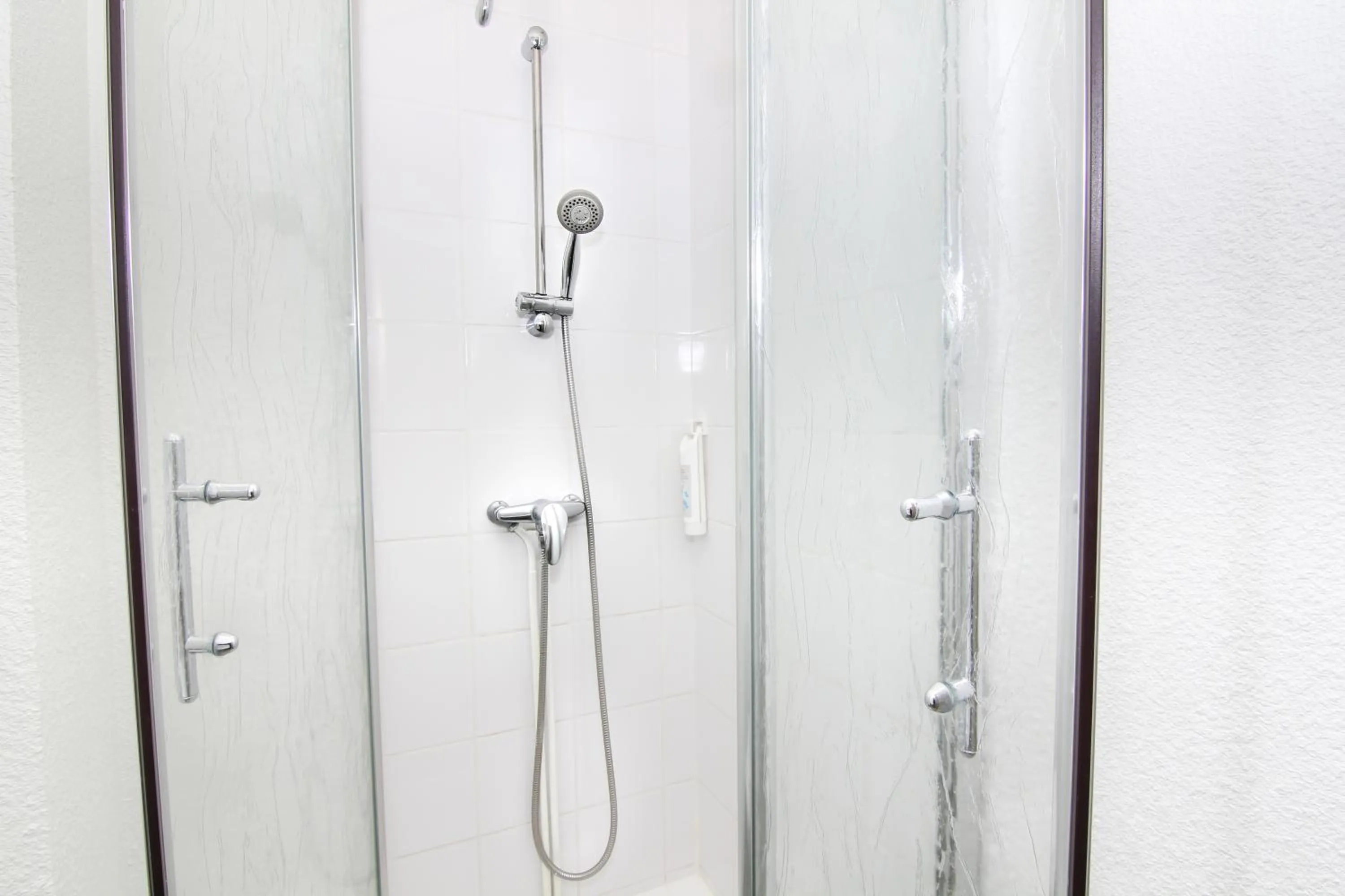 Bathroom in ibis budget Besançon Ecole Valentin