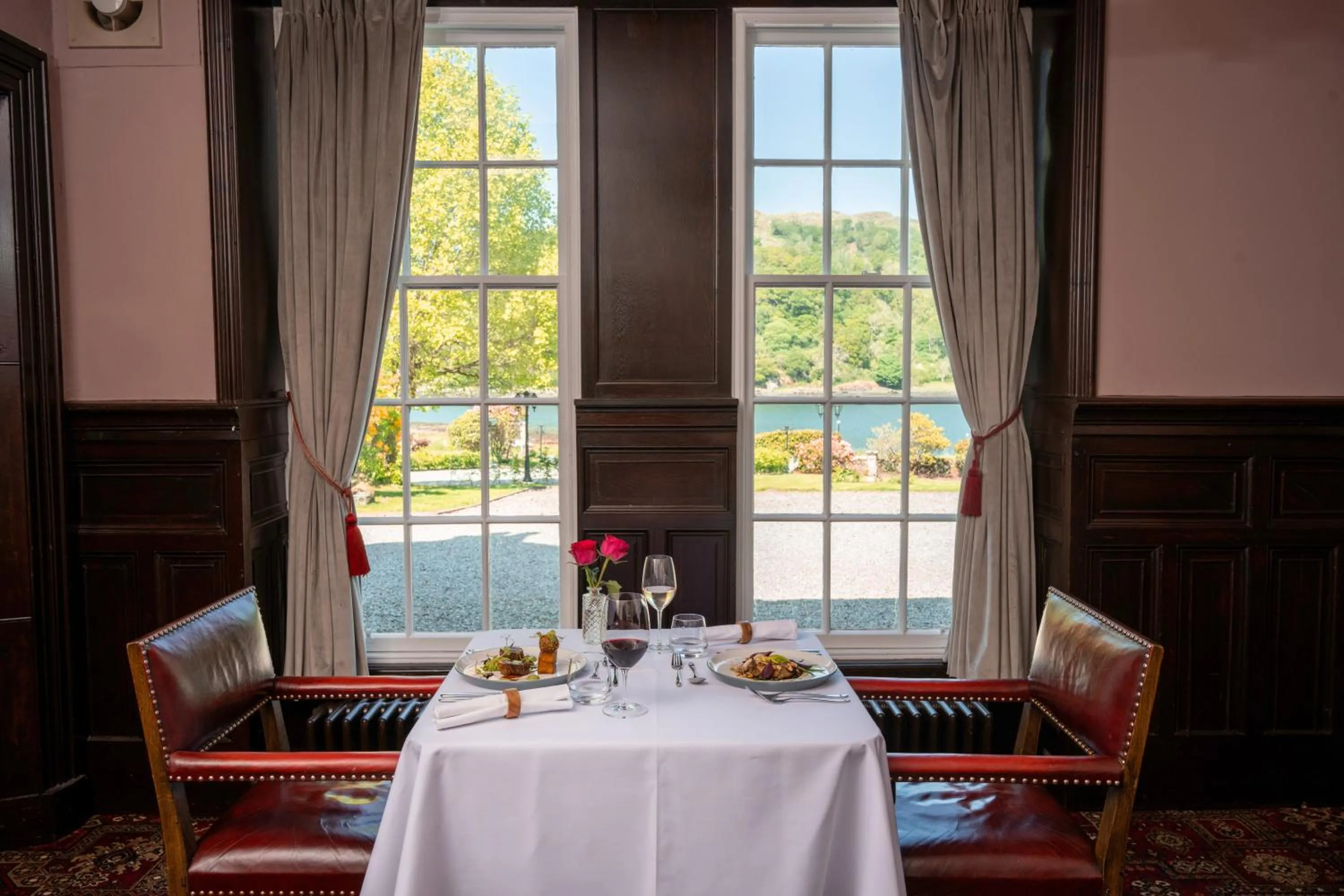 Food and drinks in Knipoch House Hotel