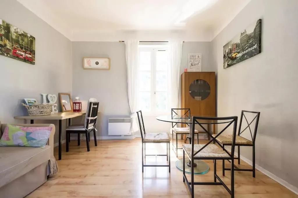 Living room in Alexandra Apartments