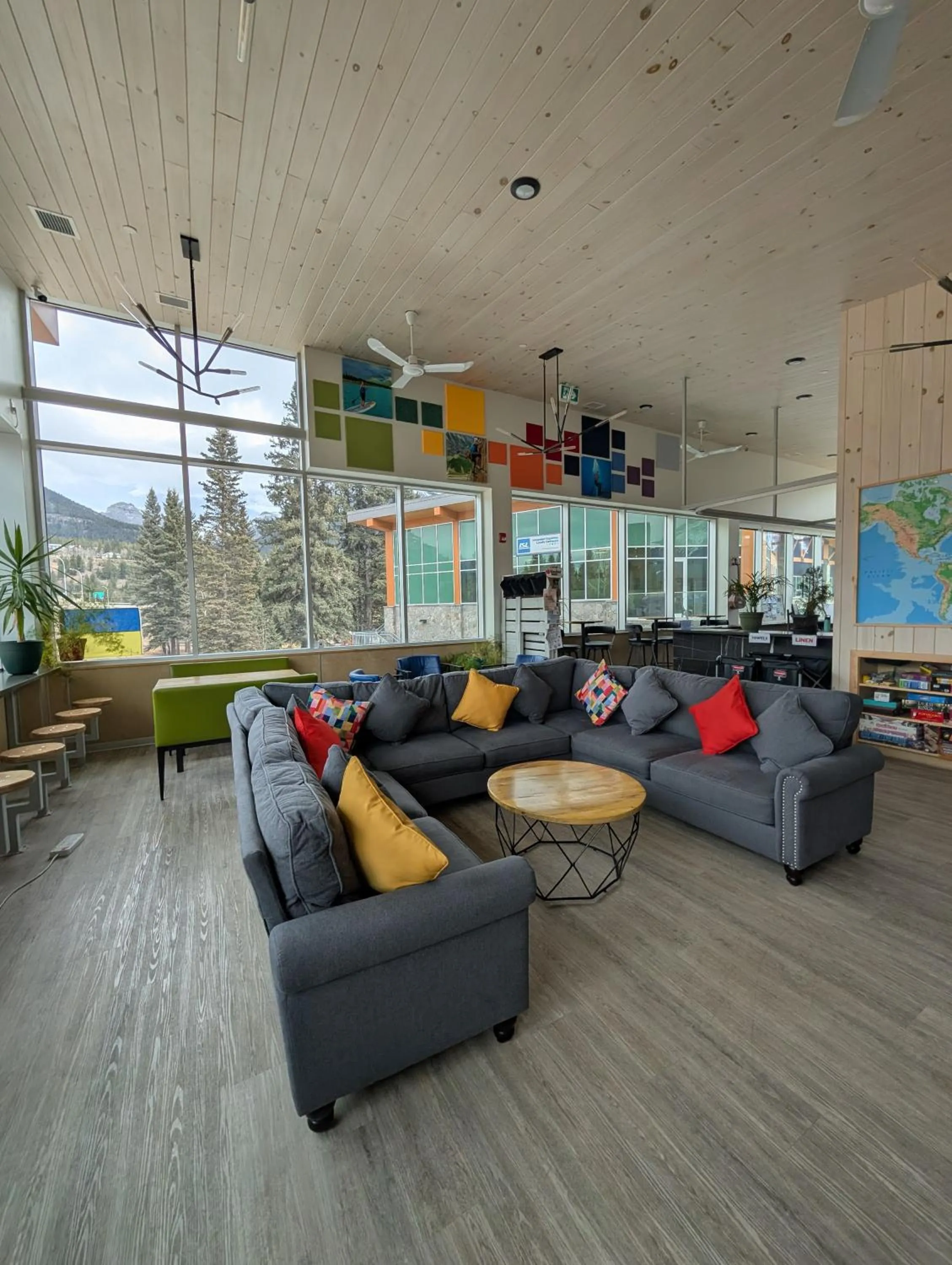 Lounge or bar in Canmore Downtown Hostel