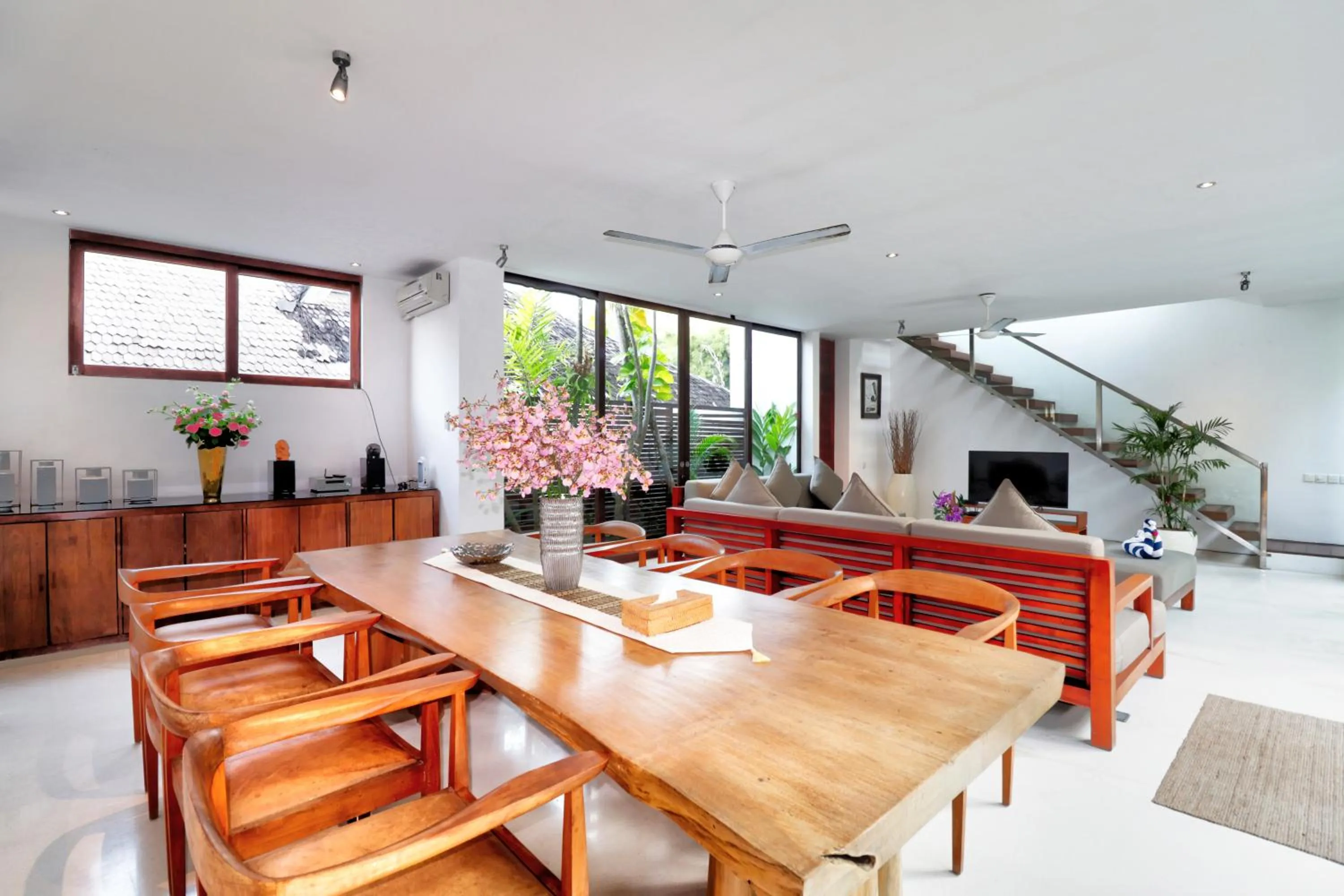 Communal lounge/ TV room in Beach Axis Villa, Seminyak