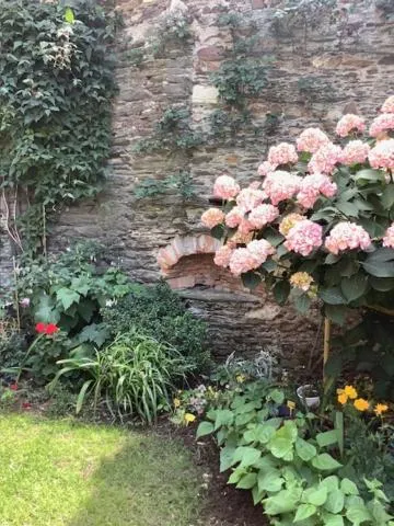 LE BEAU REPAIRE, chambres d'hôtes, quartier historique, 1 à 3 chambres, étage indépendant