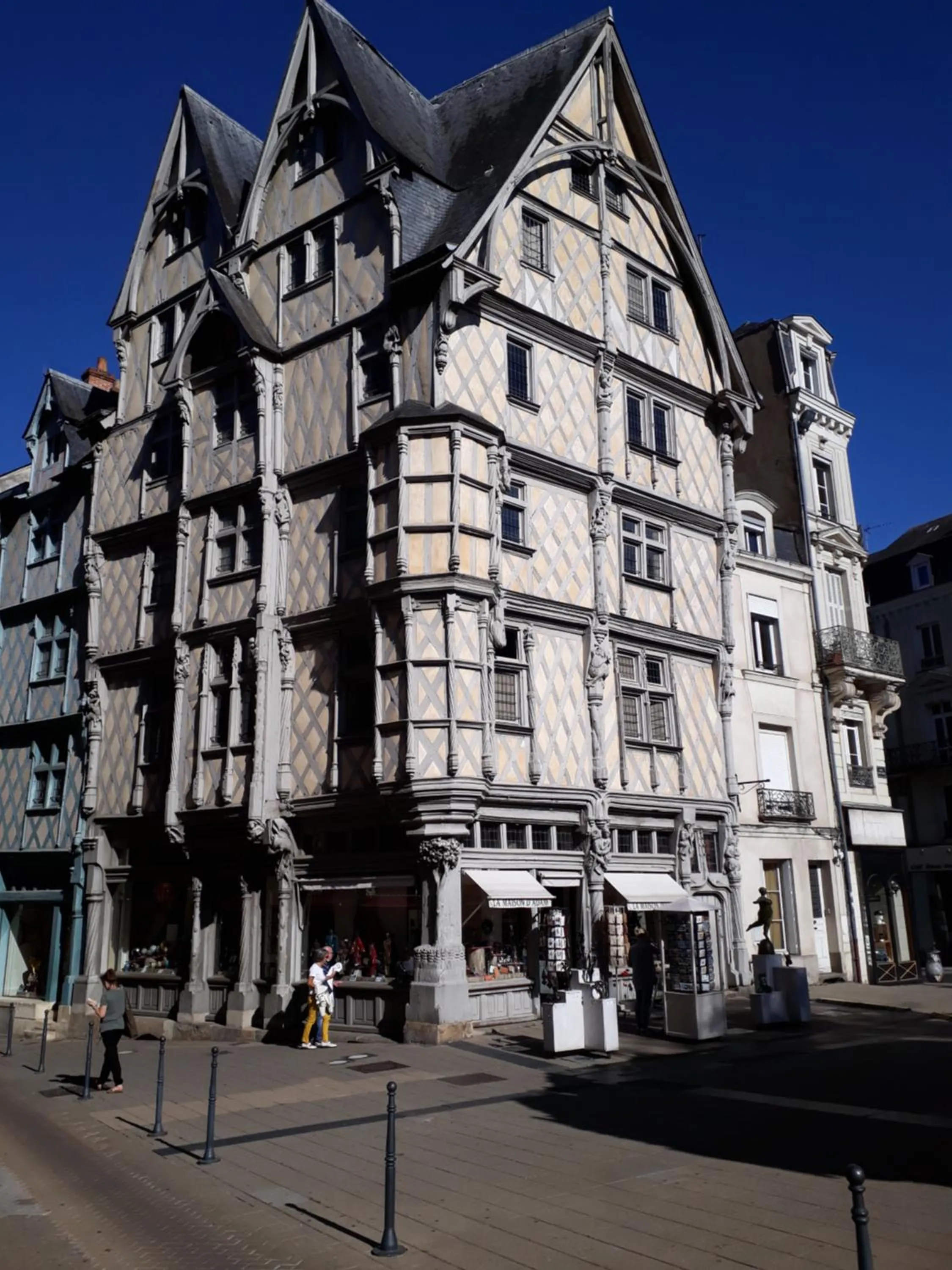 Nearby landmark in LE BEAU REPAIRE, chambres d'hôtes, quartier historique, 1 à 3 chambres, étage indépendant