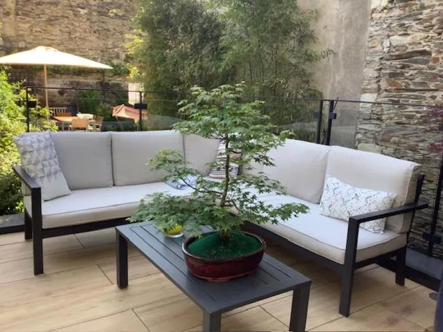 Patio in LE BEAU REPAIRE, chambres d'hôtes, quartier historique, 1 à 3 chambres, étage indépendant