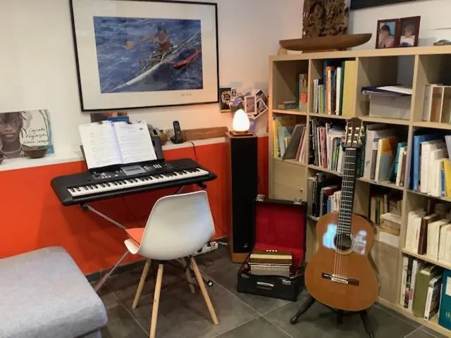 Seating area in LE BEAU REPAIRE, chambres d'hôtes, quartier historique, 1 à 3 chambres, étage indépendant