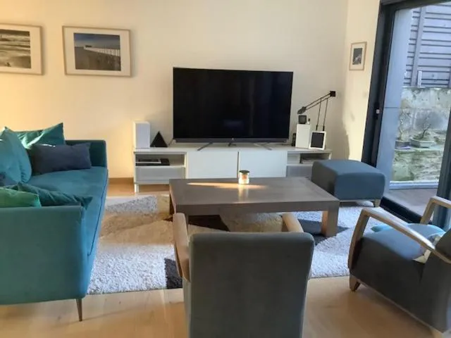 Communal lounge/ TV room in LE BEAU REPAIRE, chambres d'hôtes, quartier historique, 1 à 3 chambres, étage indépendant