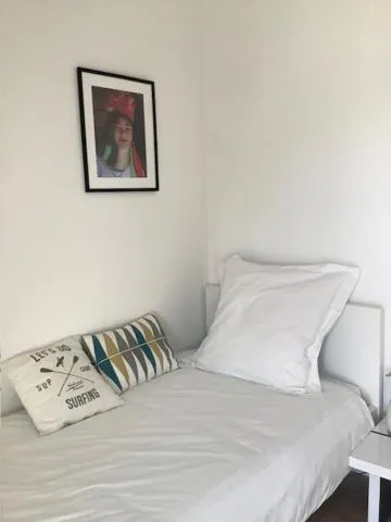 Bedroom, Bed in LE BEAU REPAIRE, chambres d'hôtes, quartier historique, 1 à 3 chambres, étage indépendant