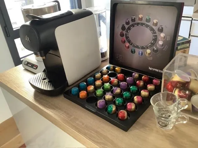 Coffee/tea facilities in LE BEAU REPAIRE, chambres d'hôtes, quartier historique, 1 à 3 chambres, étage indépendant