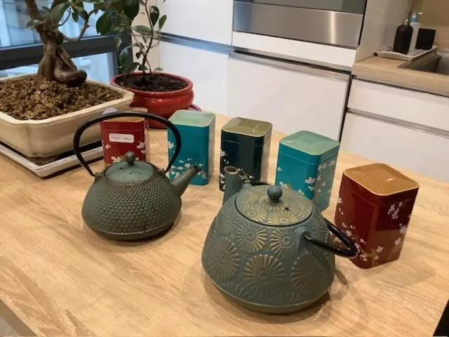 Coffee/tea facilities in LE BEAU REPAIRE, chambres d'hôtes, quartier historique, 1 à 3 chambres, étage indépendant